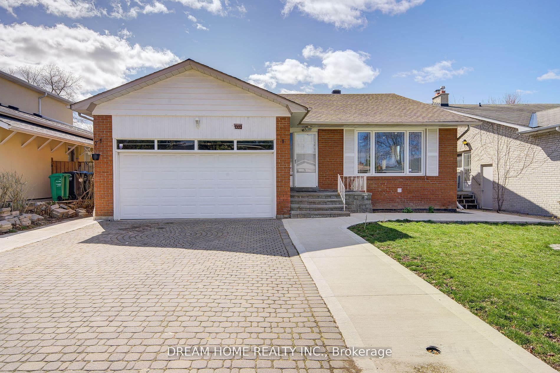1323 Shamir Crescent, Mississauga, ON L5C 1L2