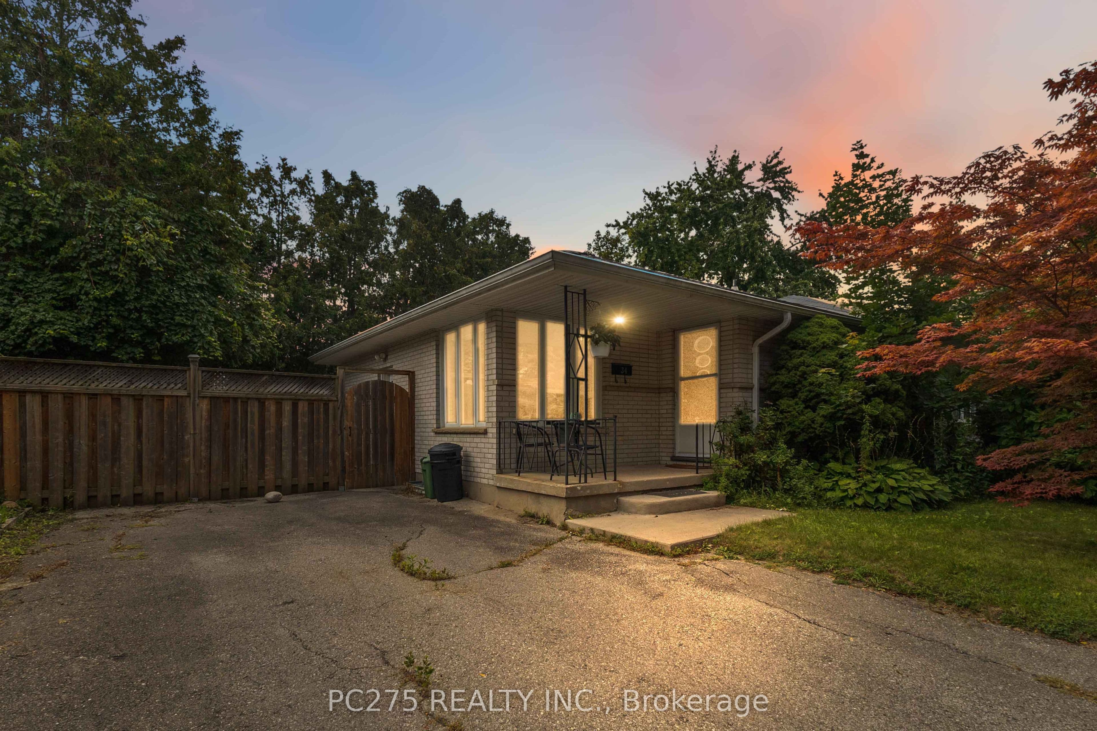 34 Oregon Road, London South, ON N5Z 4B9