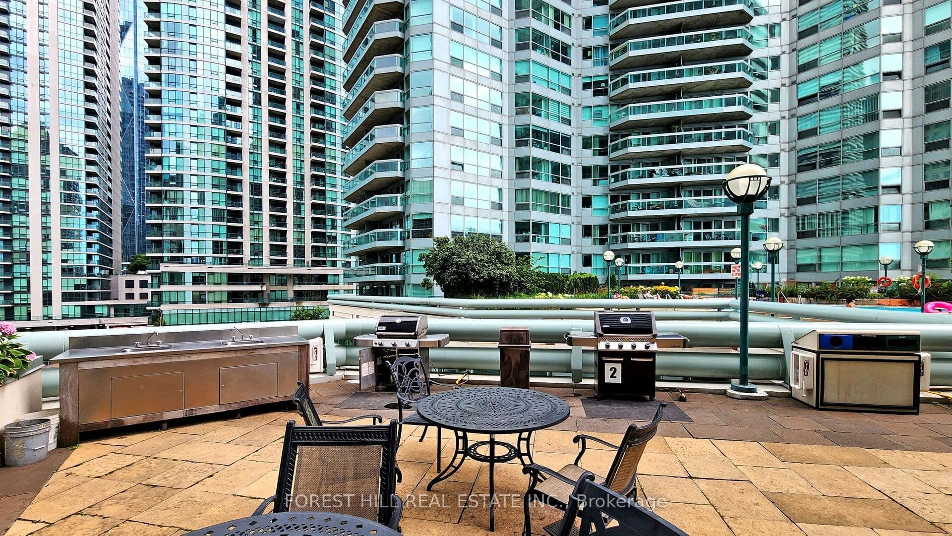 10 Yonge Street 1810, Toronto, ON M5E 1R4