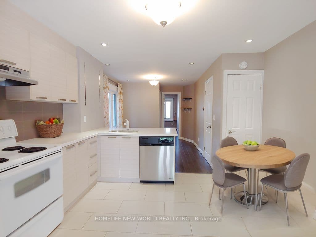 35 East Lynn Avenue Main, Toronto, ON M4C 3X3