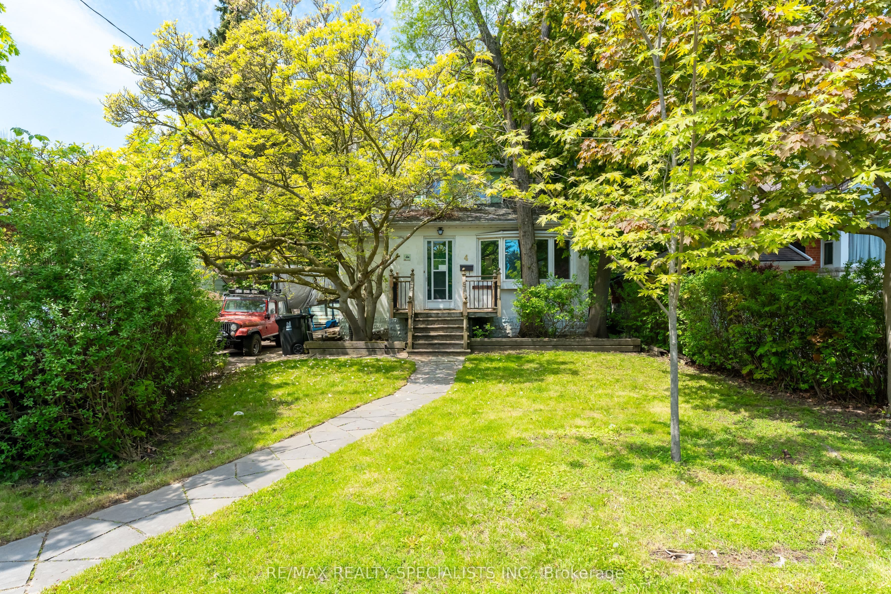 4 Elton Crescent, Toronto, ON M8W 2X8