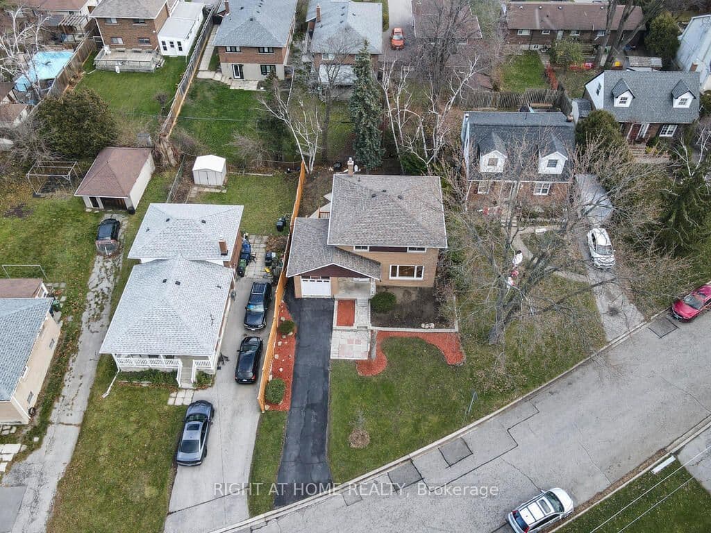 9 Allister Avenue, Toronto, ON M1M 3K7
