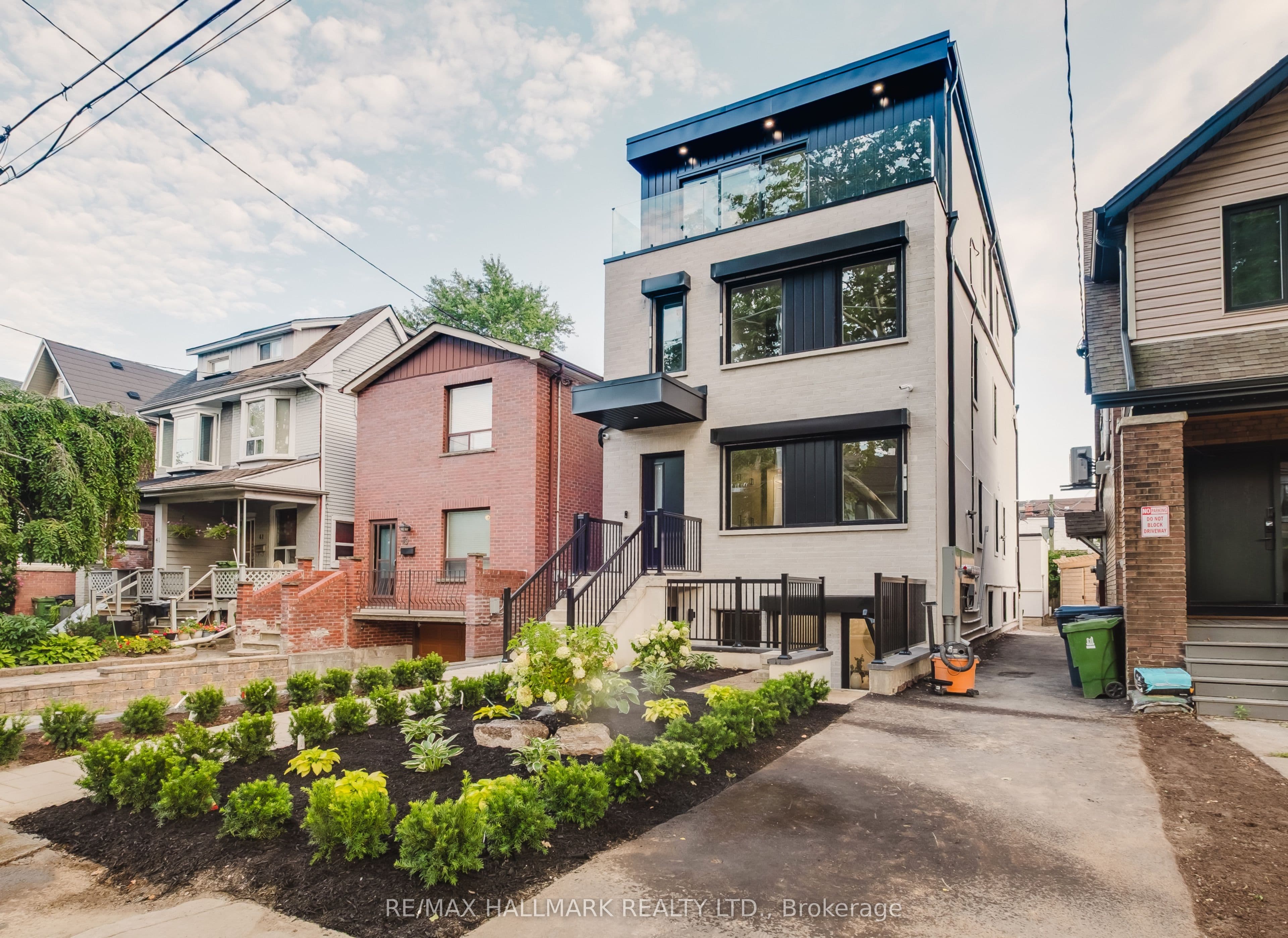 37 MILVERTON Boulevard 1, Toronto, ON M4J 1T5