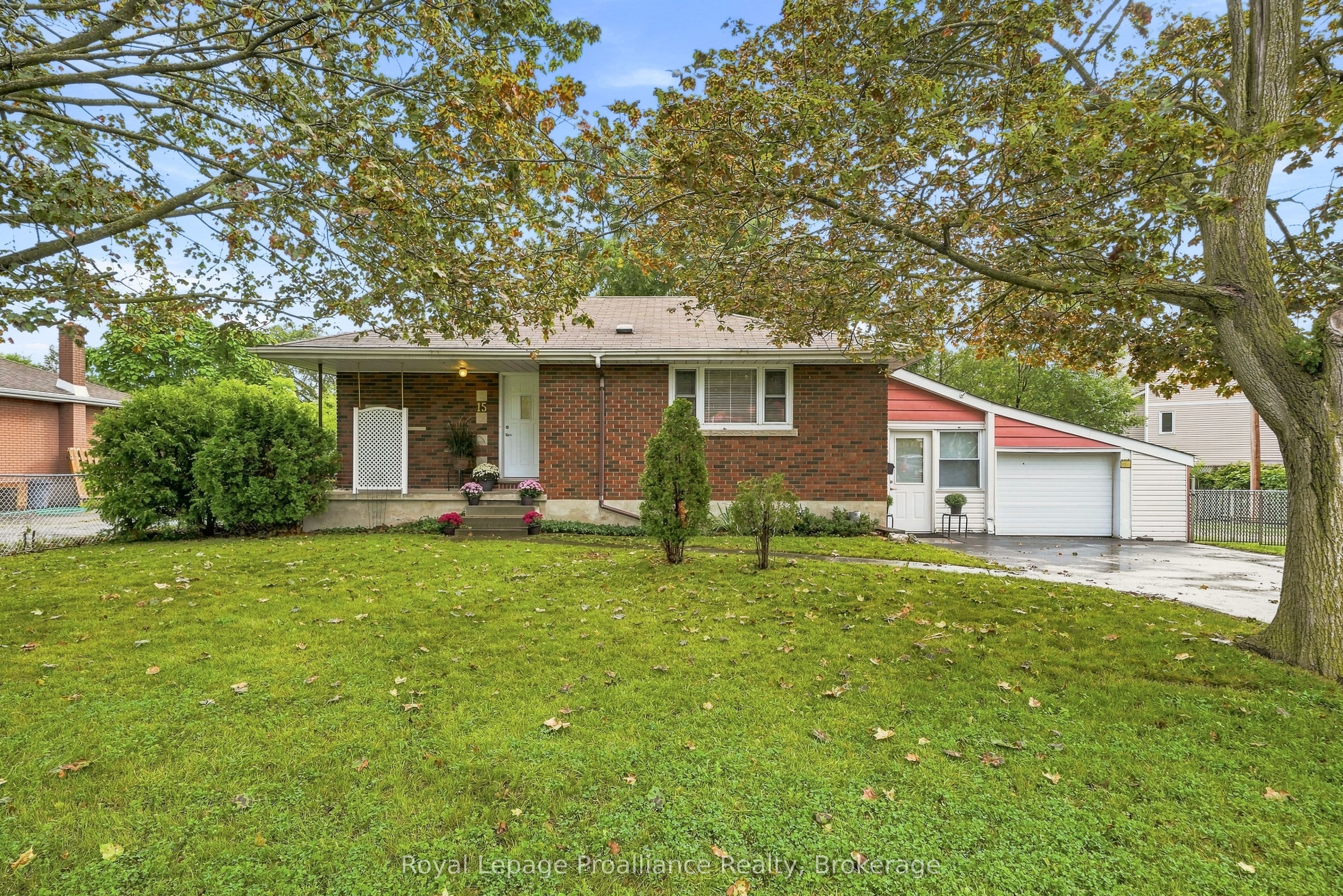 15 Elvins Gardens, Belleville, ON K8P 2T2
