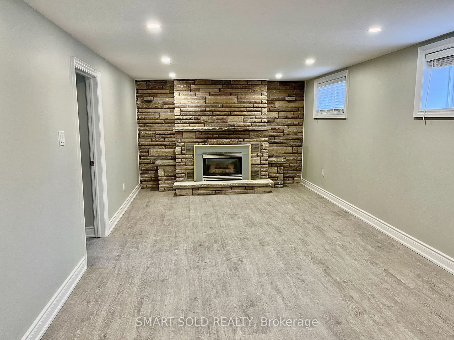 52 Monkswood Crescent Lower, Newmarket, ON L3Y 2K1
