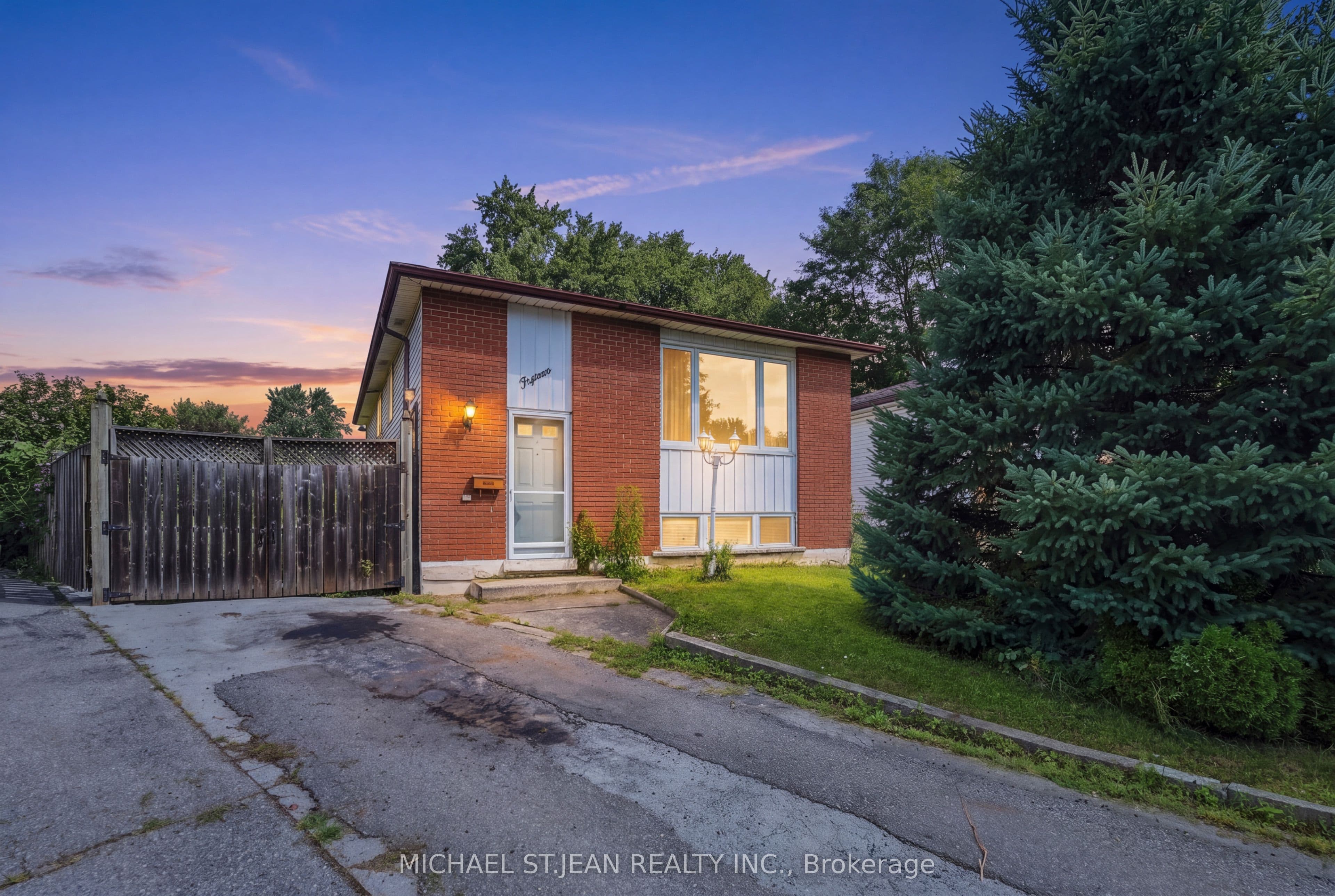 15 Duncairn Court, Hamilton, ON L9C 6G2