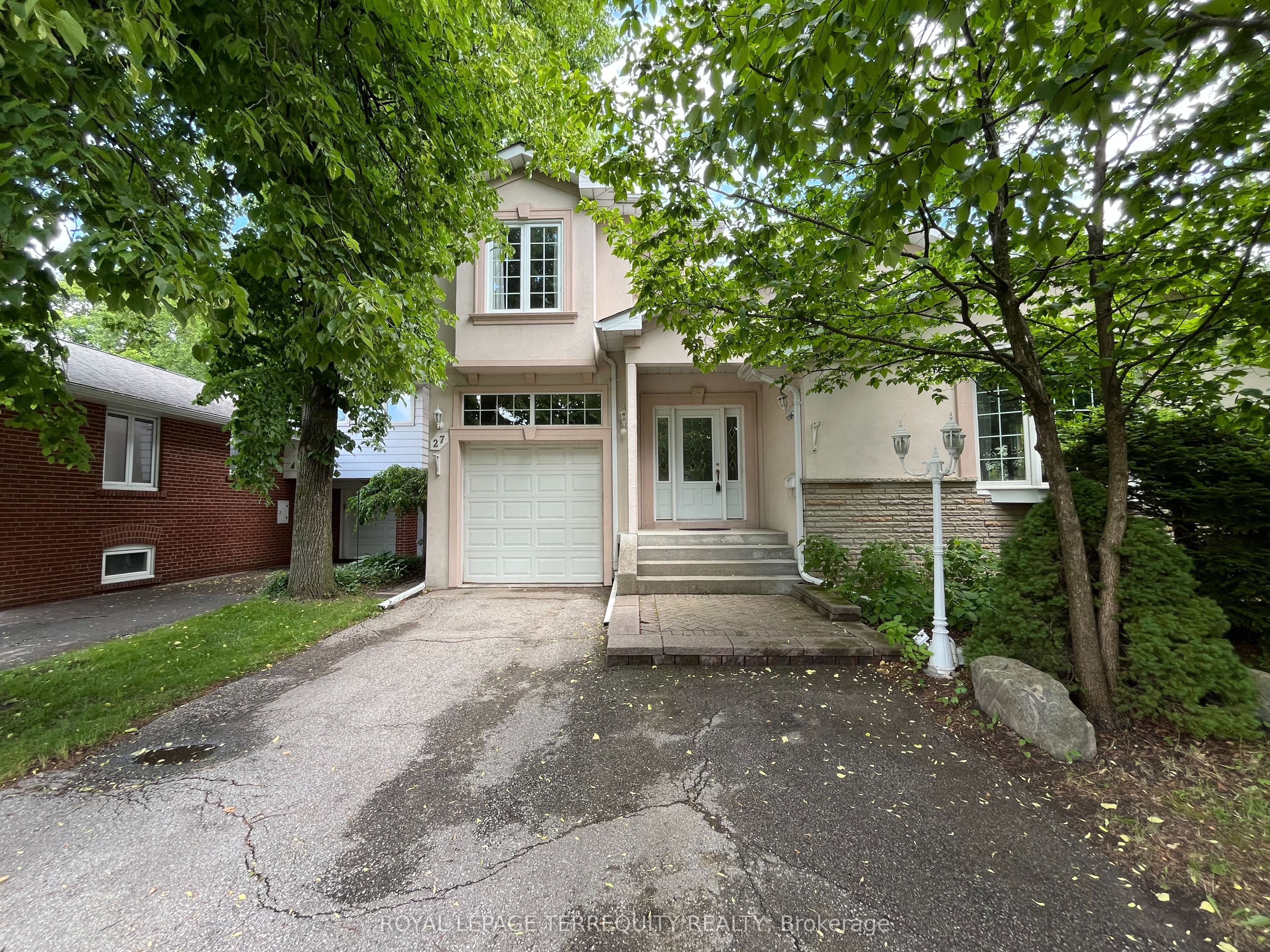27 Shadwick Drive, Toronto, ON M9R 2V6