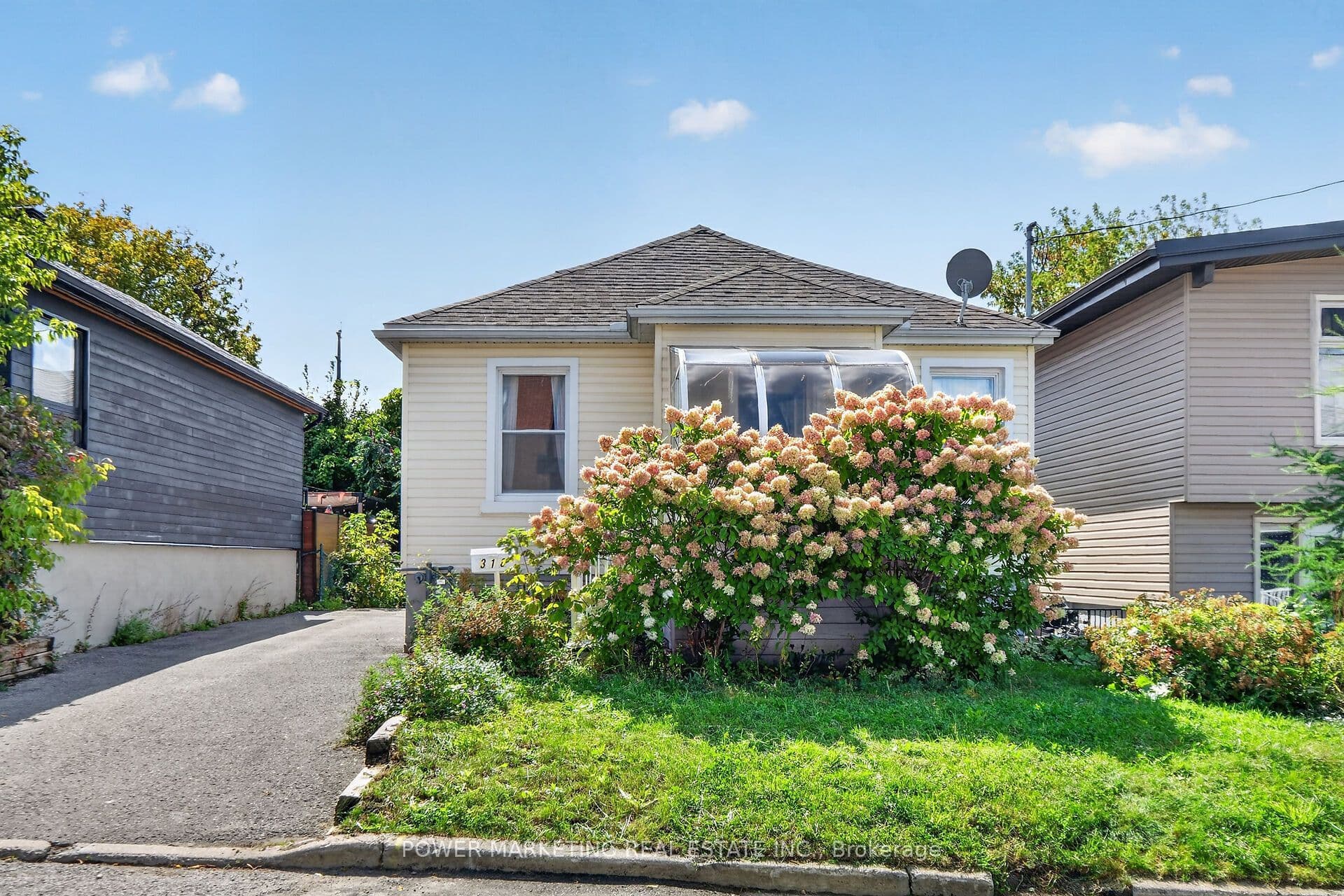 318 Shakespeare Street, Vanier and Kingsview Park, ON K1L 5M2