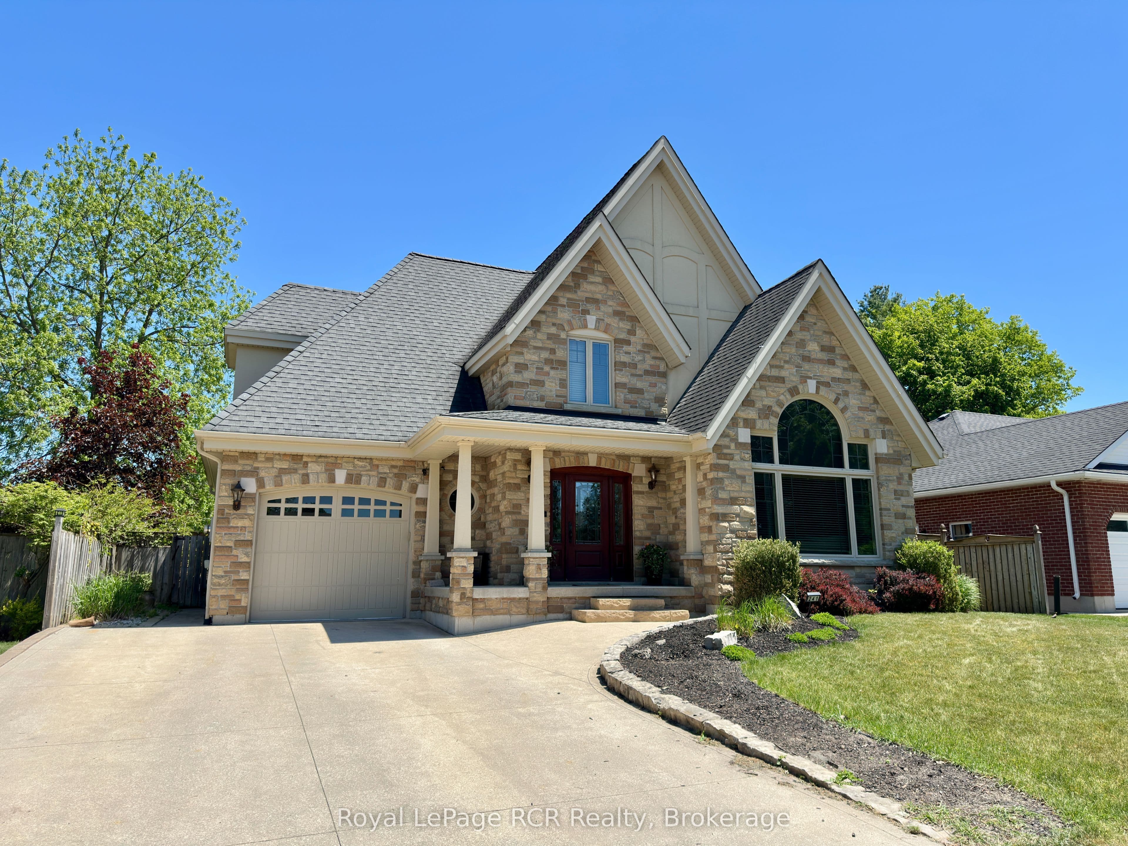 241 4th Street Crescent, Hanover, ON N4N 3S9