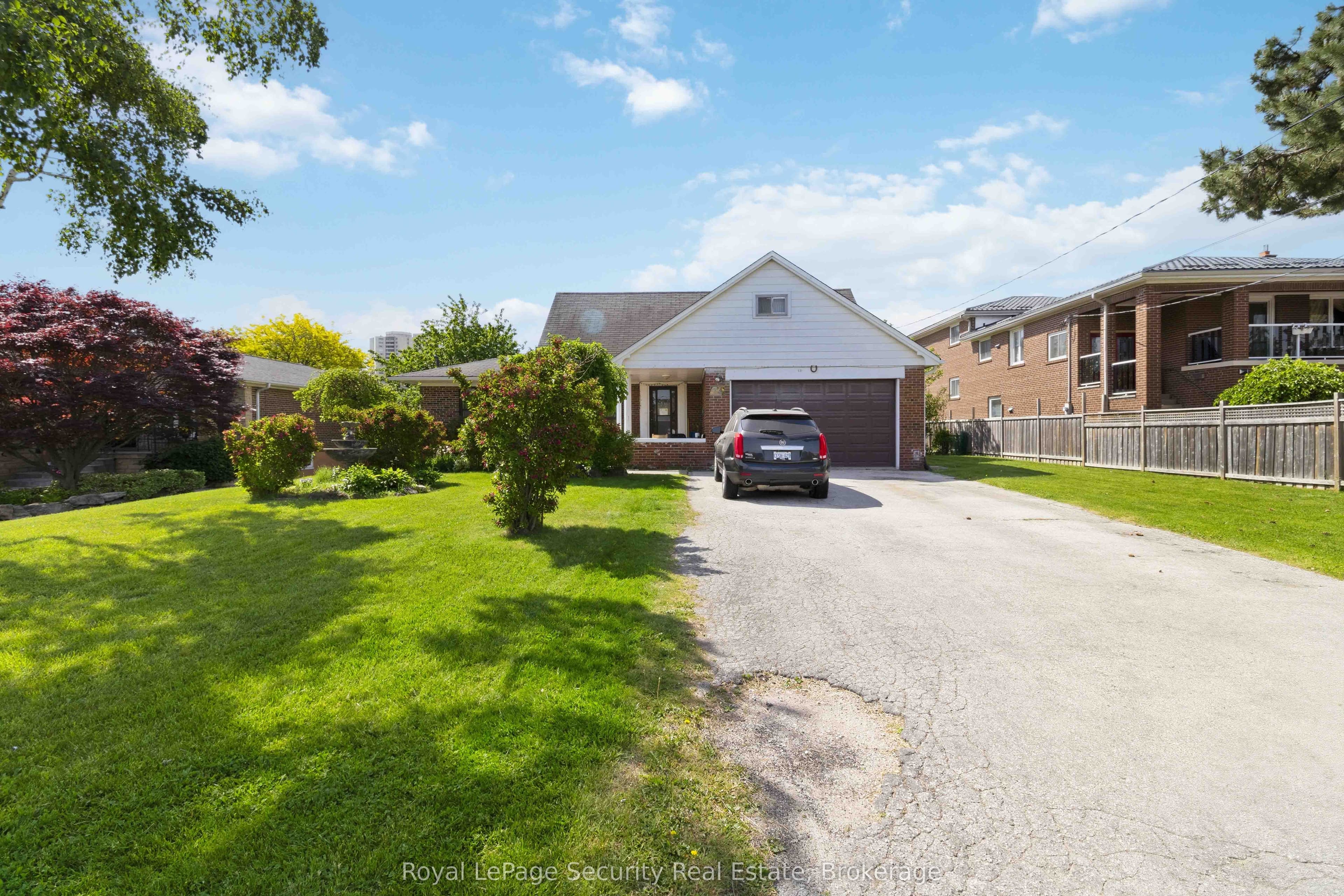 73 St Andrews Boulevard, Toronto, ON M9R 1W4