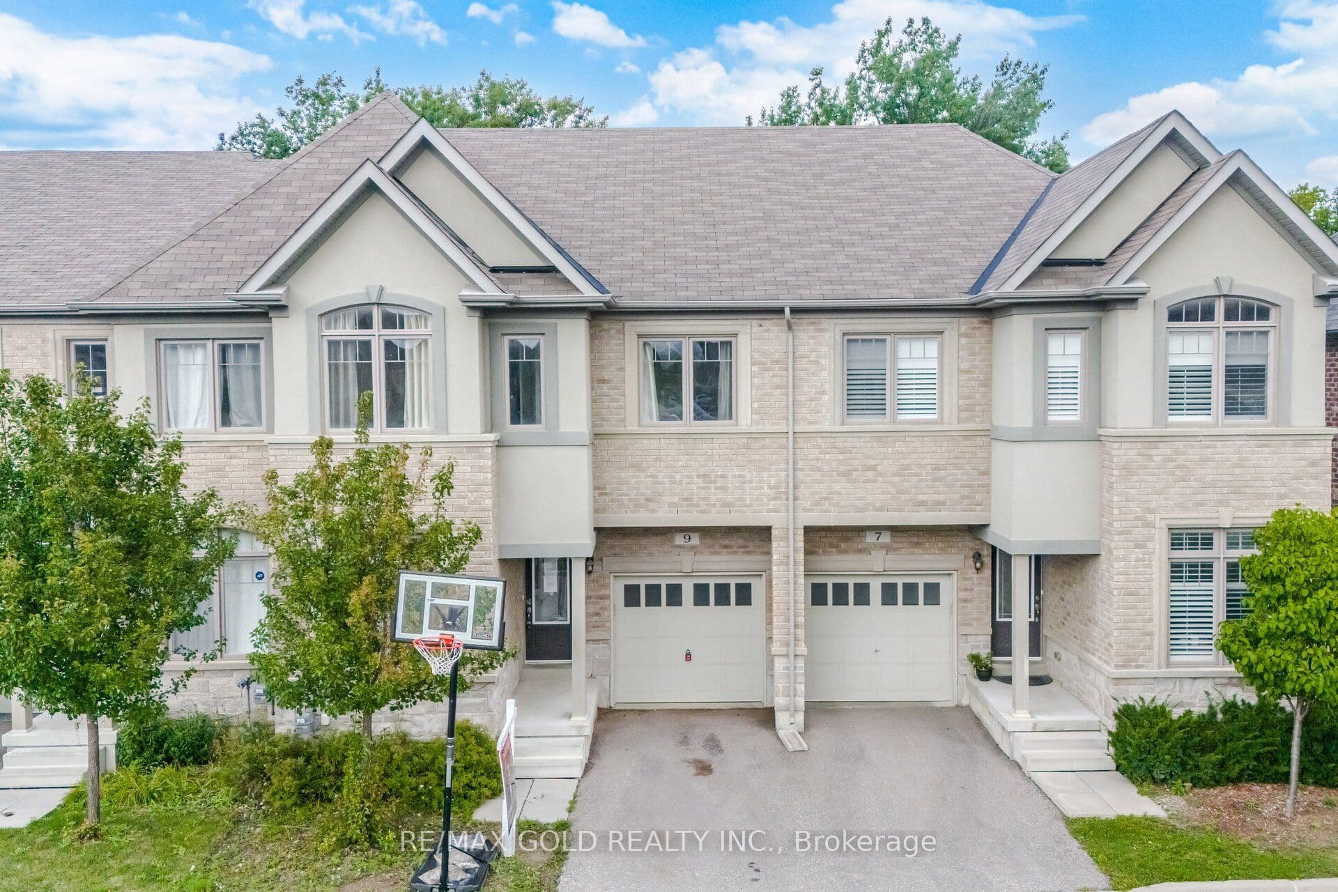 9 Oliana Way, Brampton, ON L6Y 6G8