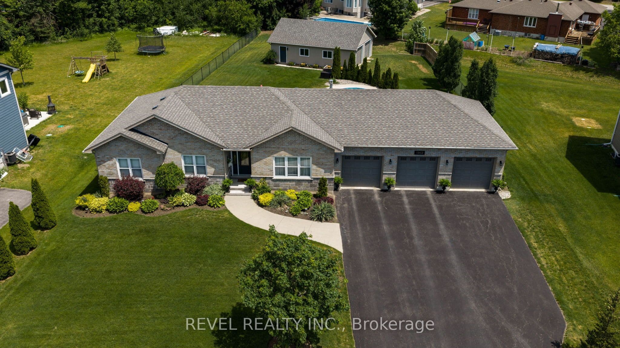 1962 Elana Drive, Severn, ON L3V 0C2