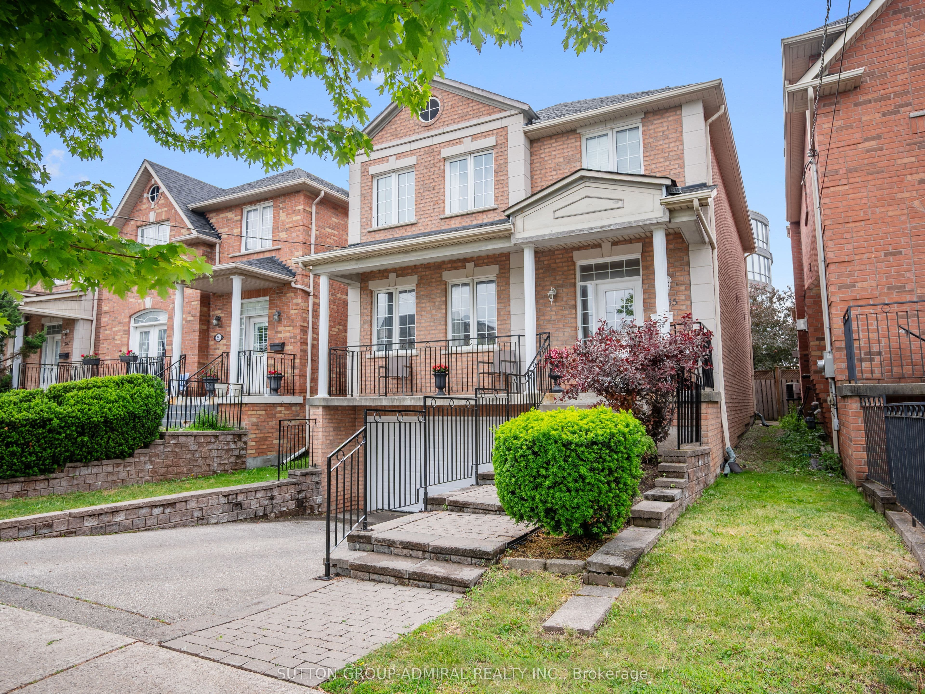 255 Cocksfield Avenue, Toronto, ON M3H 3T6