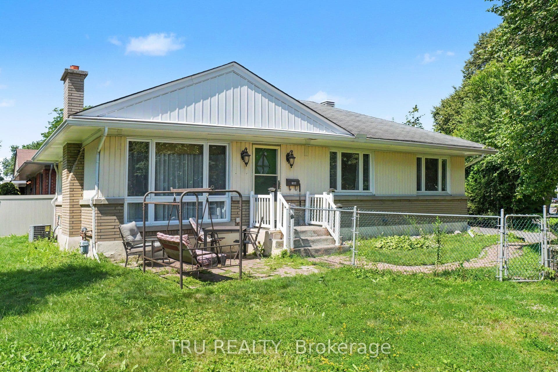 1908 Saunderson Drive, Elmvale Acres and Area, ON K1G 2C7