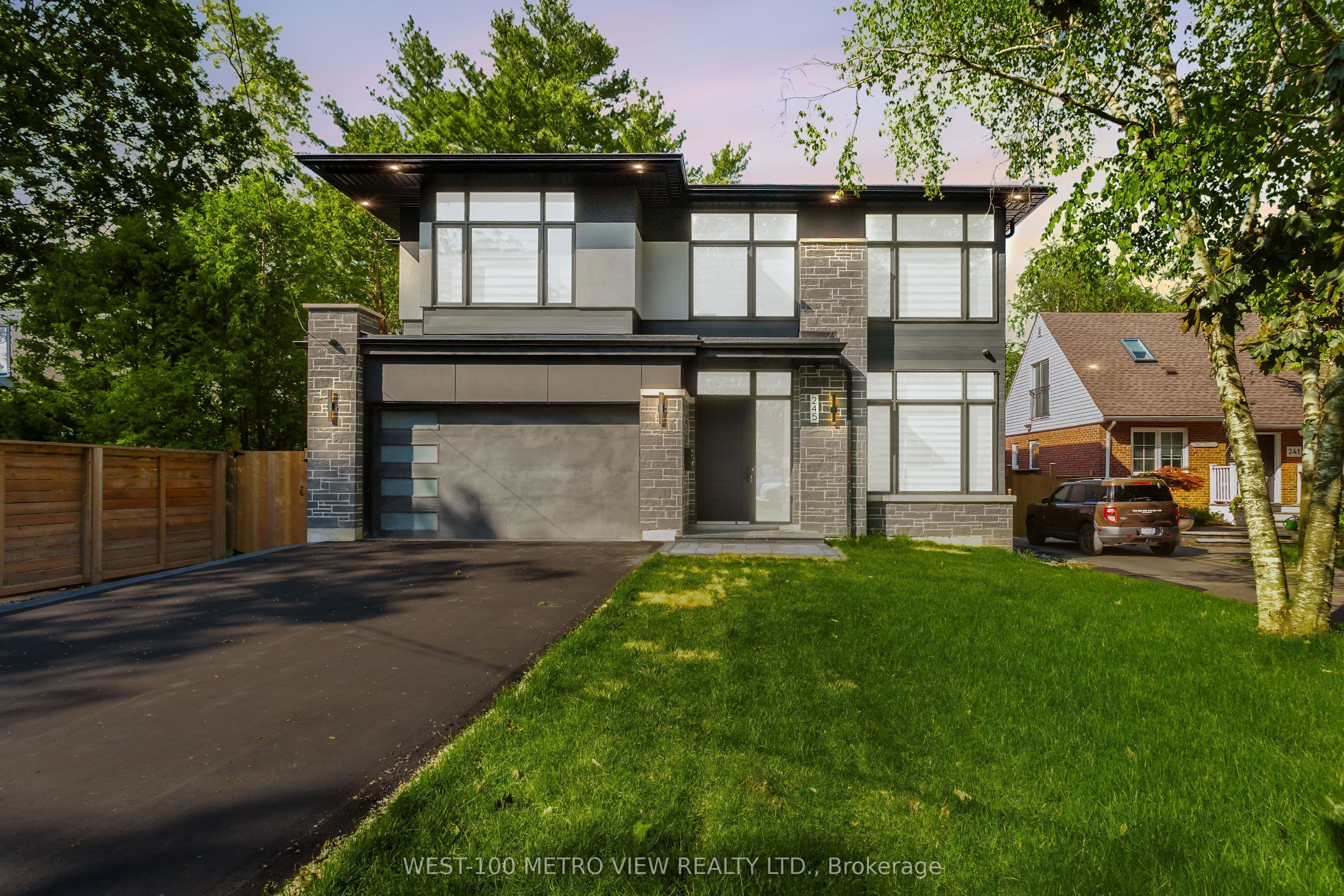 245 Bronte Road, Oakville, ON L6L 3C6