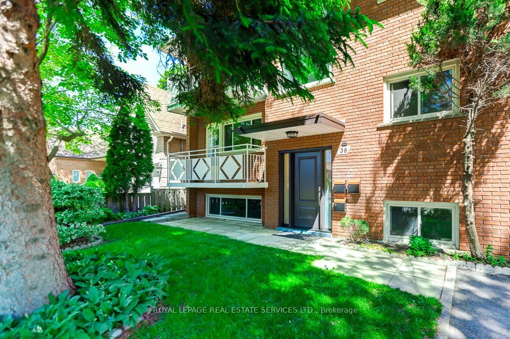 38 Jellicoe Avenue, Toronto, ON M8W 1W1