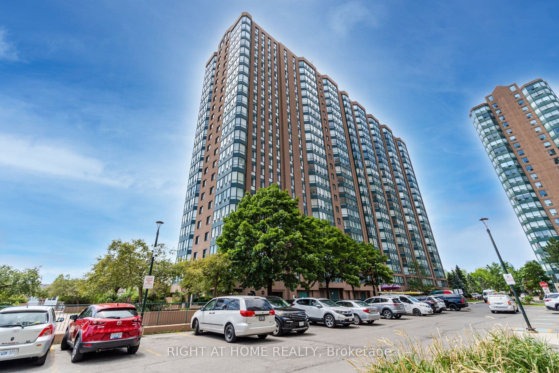 155 Hillcrest Avenue 816, Mississauga, ON L5B 3Z2