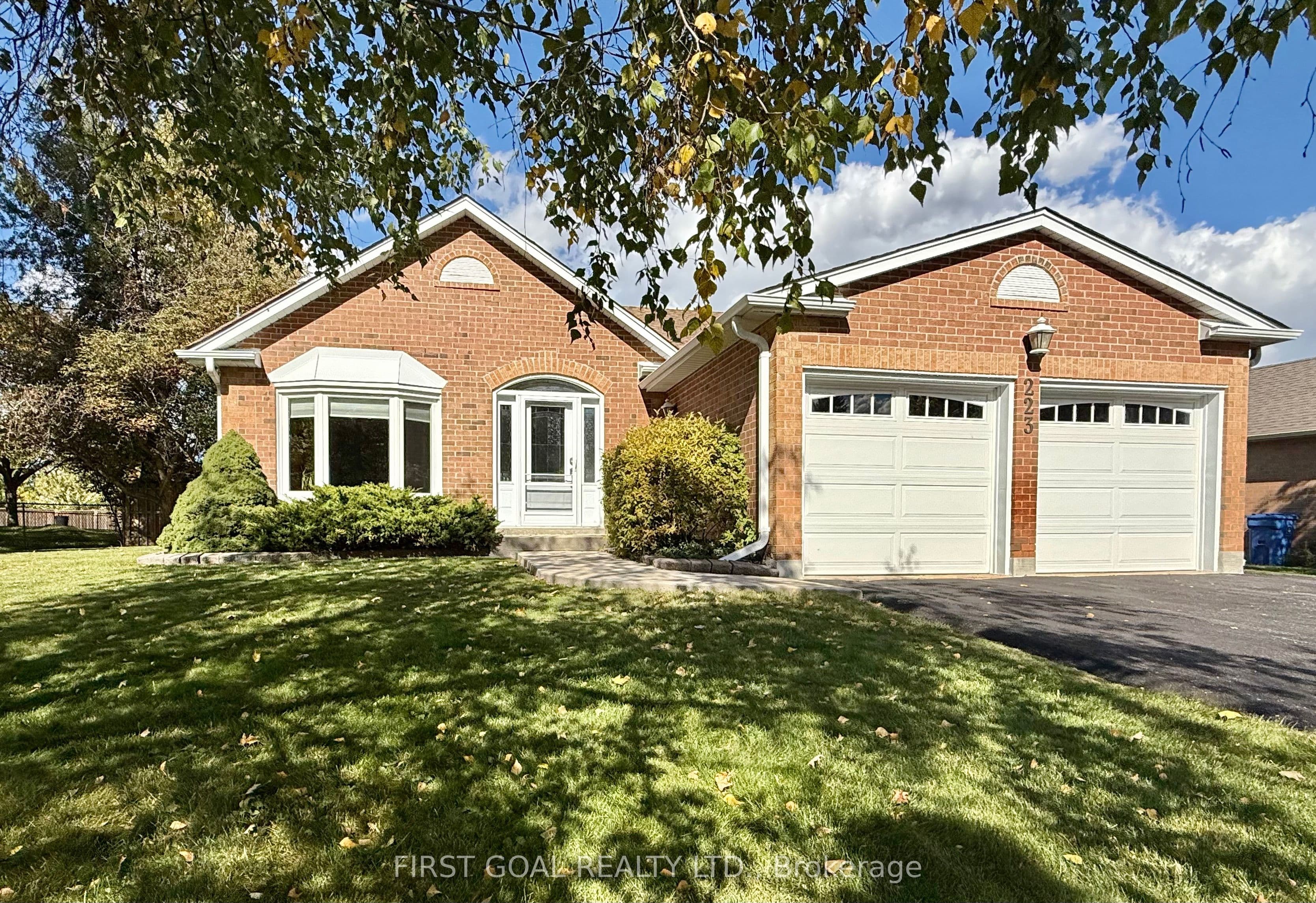 223 Crossland Gate, Newmarket, ON L3X 1B1