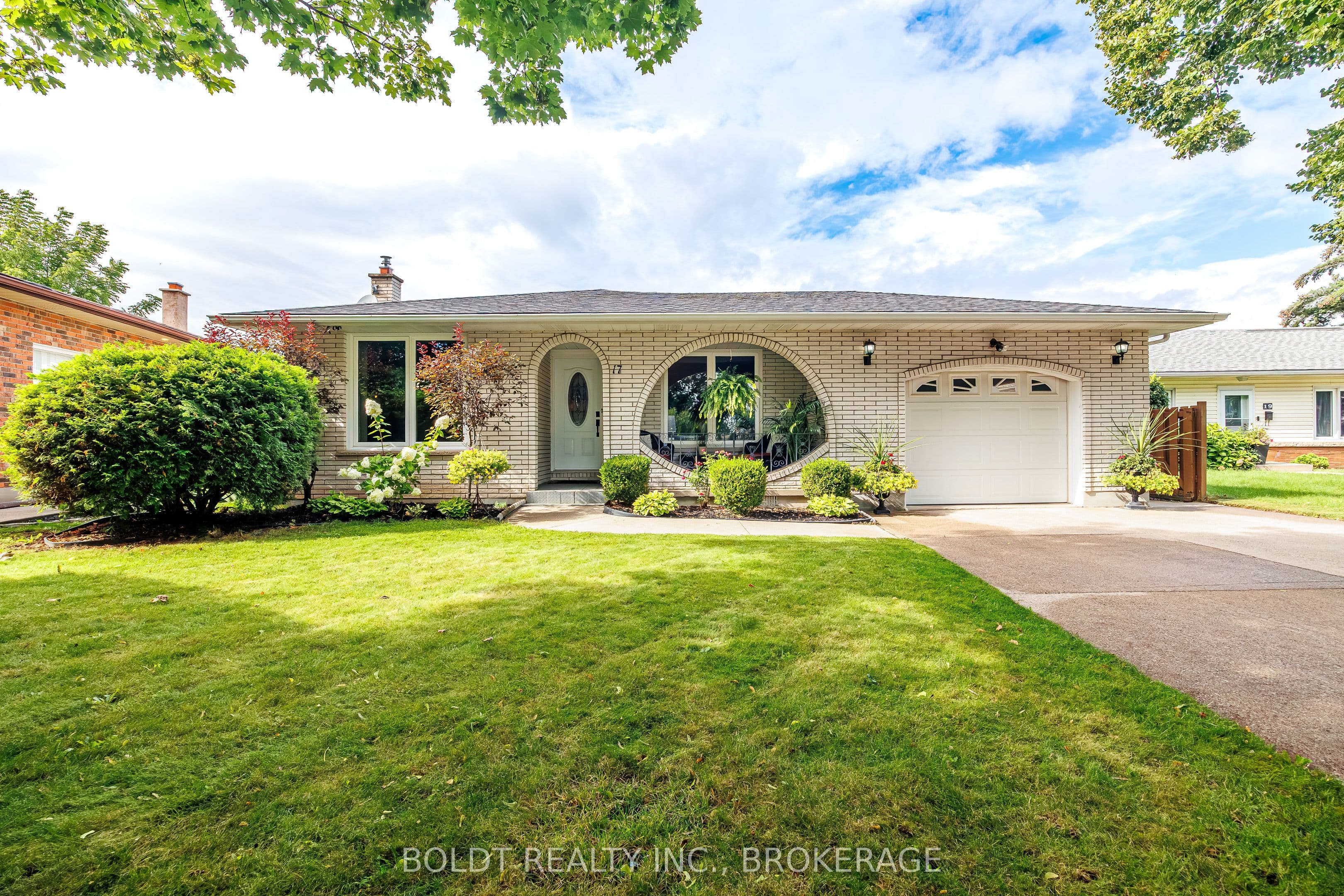 17 Chatham Road, St. Catharines, ON L2M 4N7