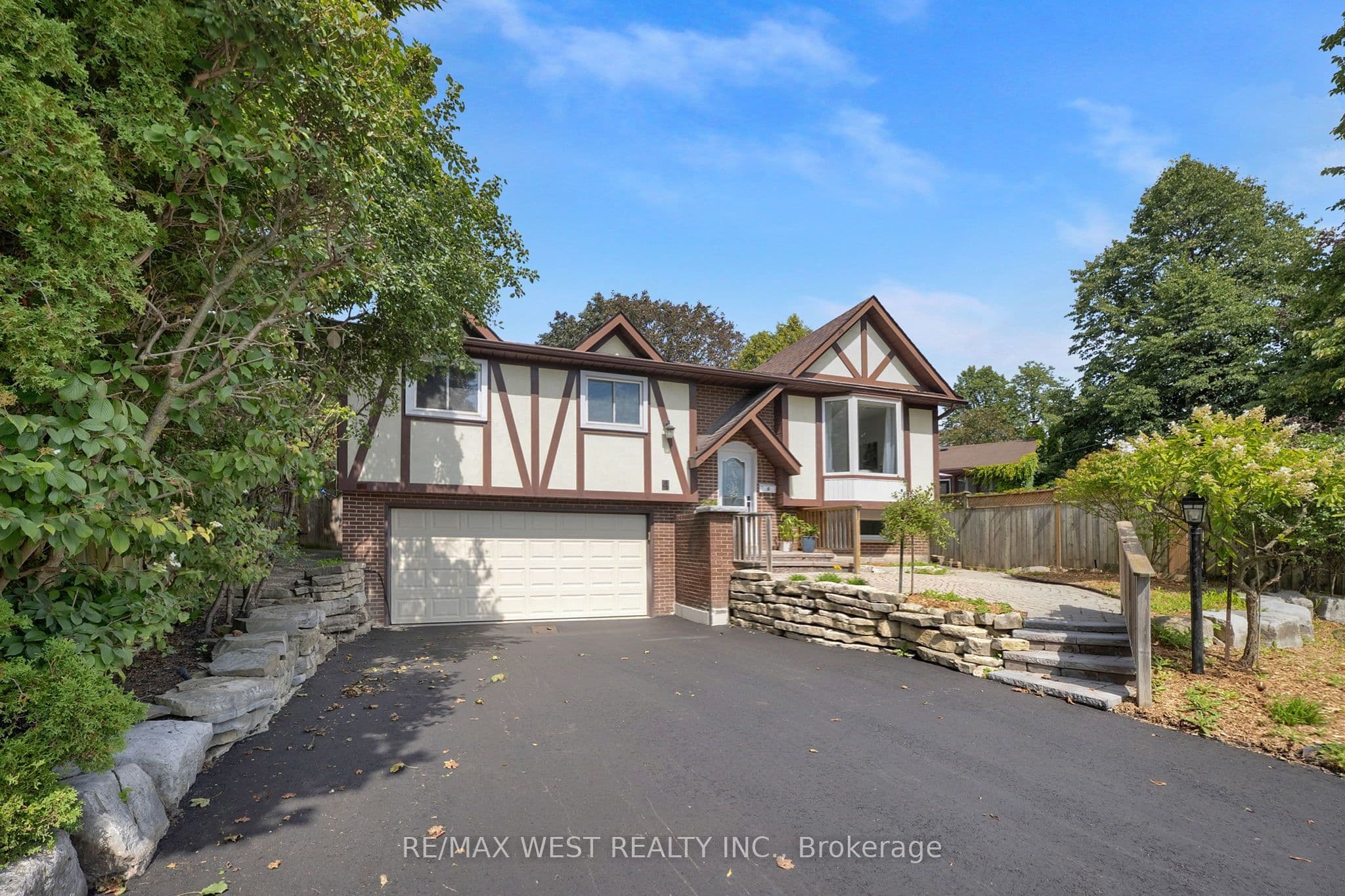 4 Flemington Court, Whitby, ON L1N 5X2