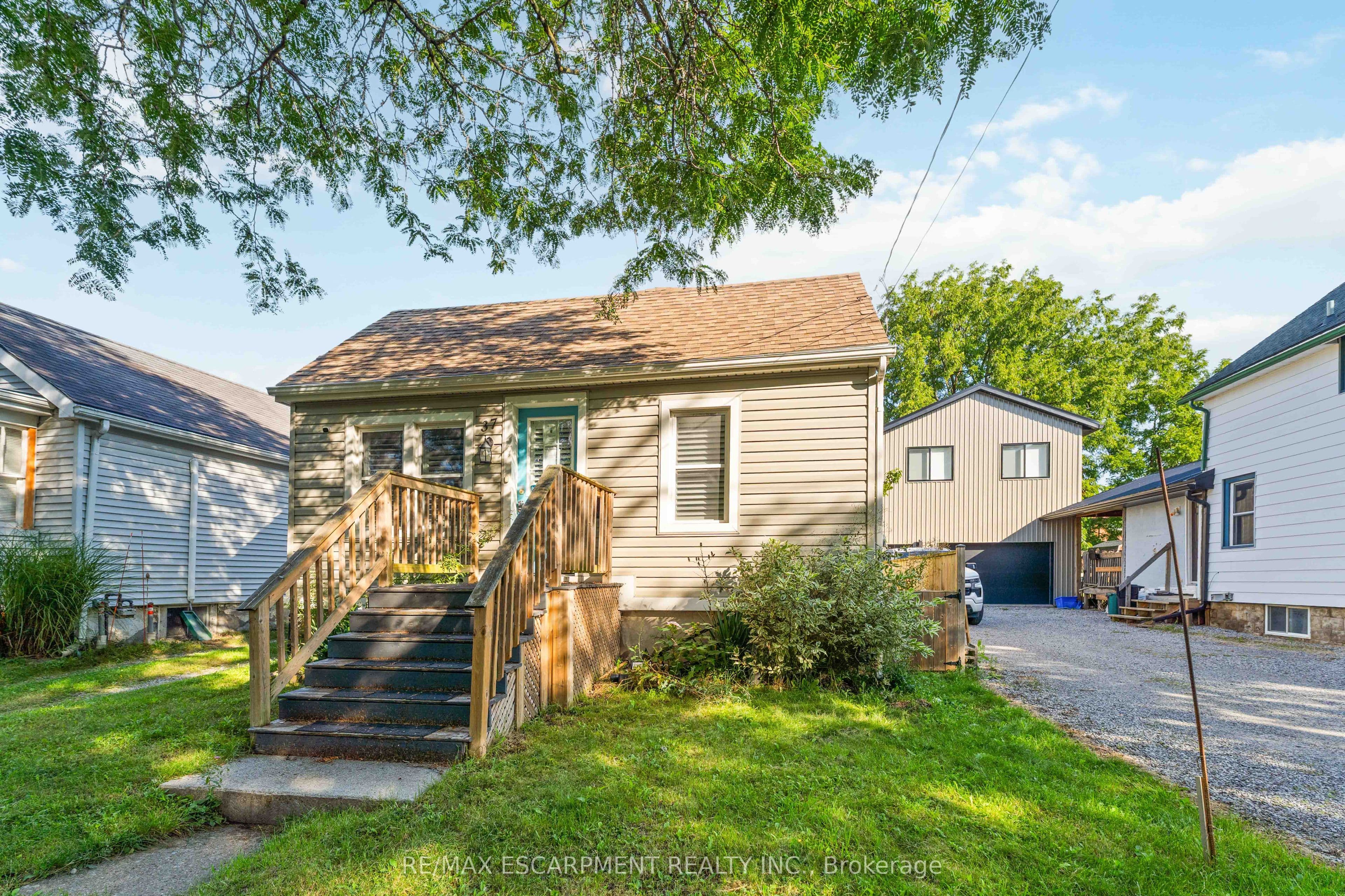 37 Maplecrest Avenue, St. Catharines, ON L2T 1A7