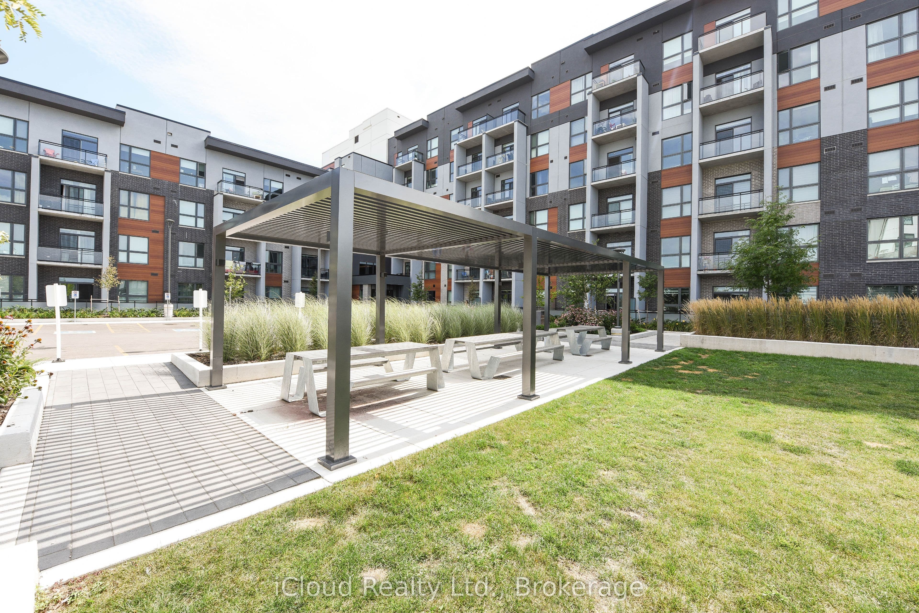 95 Dundas Street 004, Oakville, ON L6M 5N4