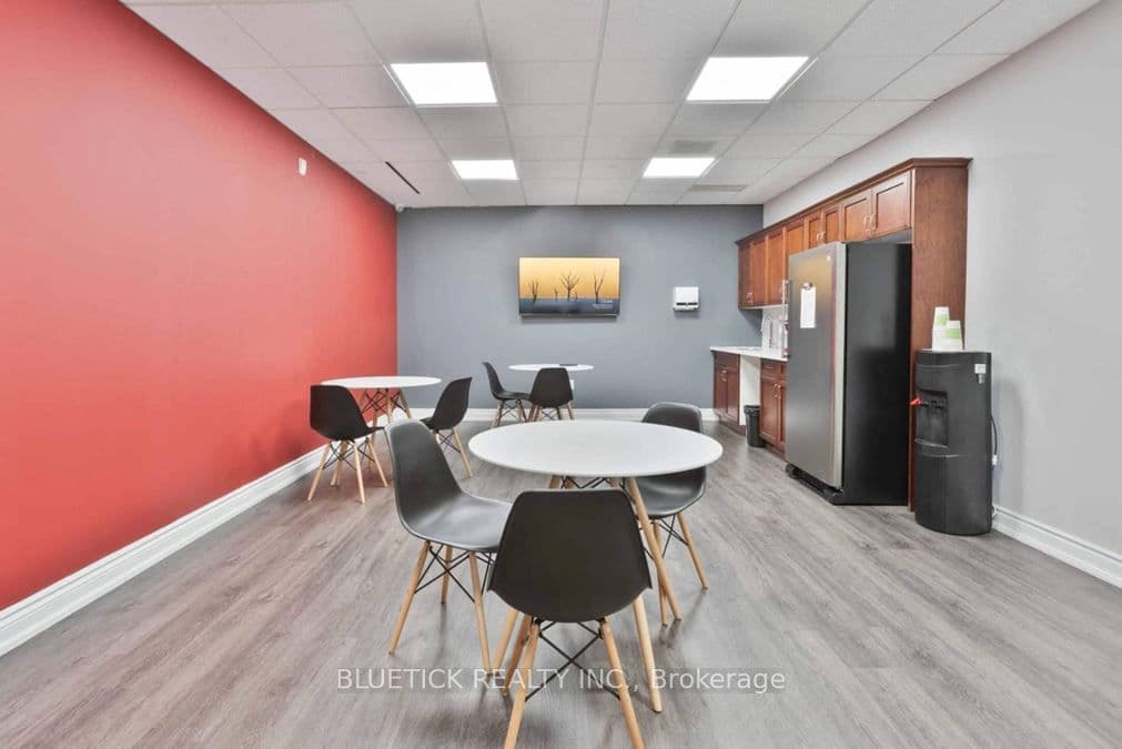 5500 North Service Road 300-25, Burlington, ON L7L 6W6