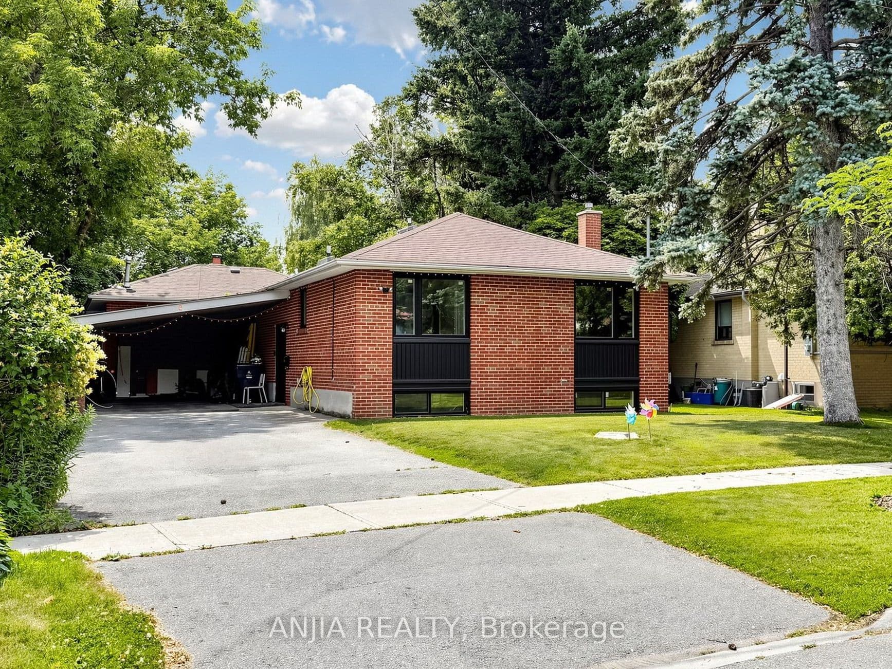 8 Applefield Drive, Toronto, ON M1P 3X9