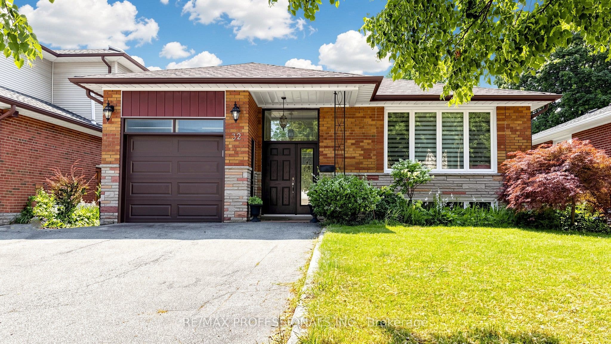 32 Sellmar Road, Toronto, ON M9P 3E6