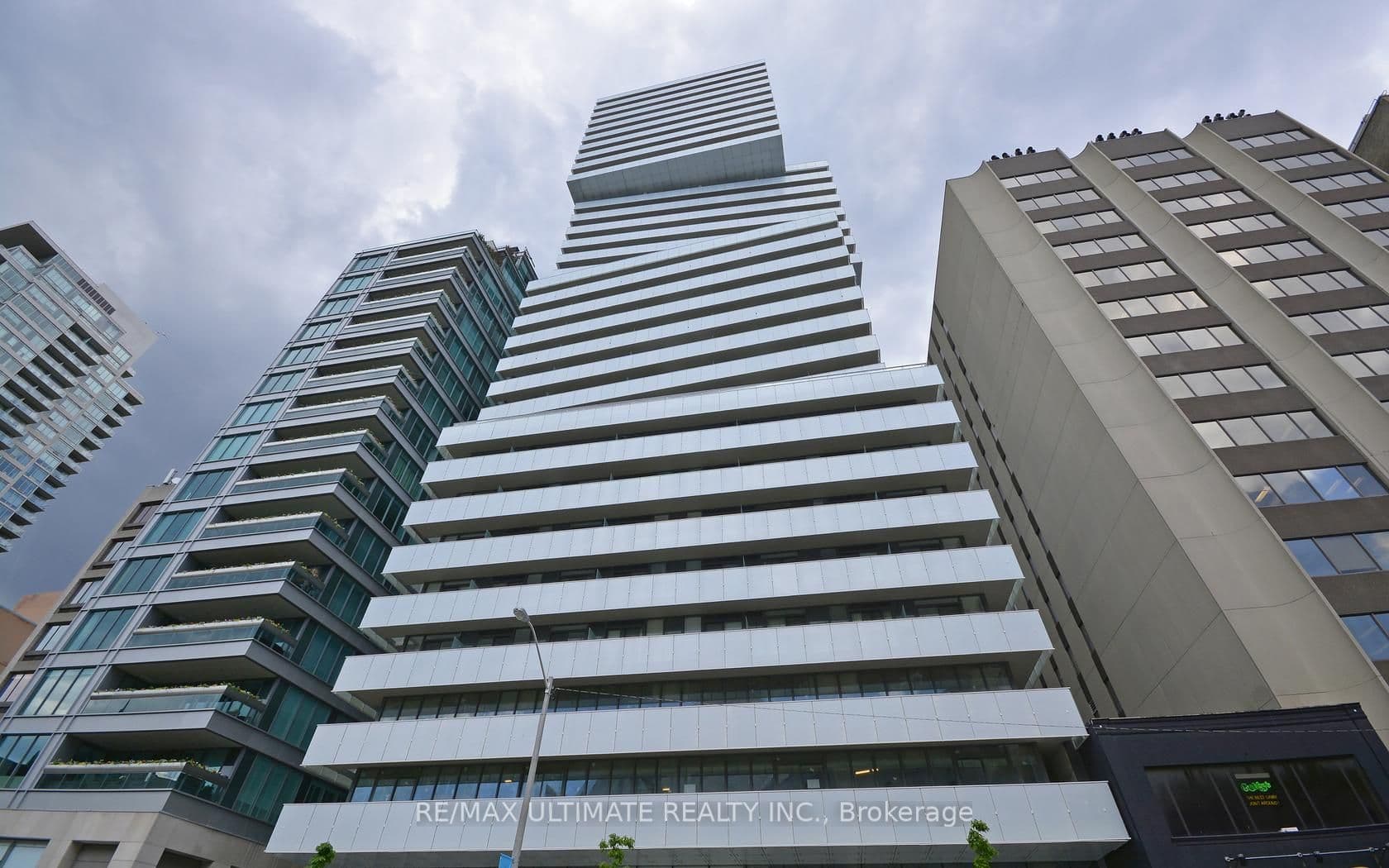 200 Bloor Street W 803, Toronto, ON M5S 1T8