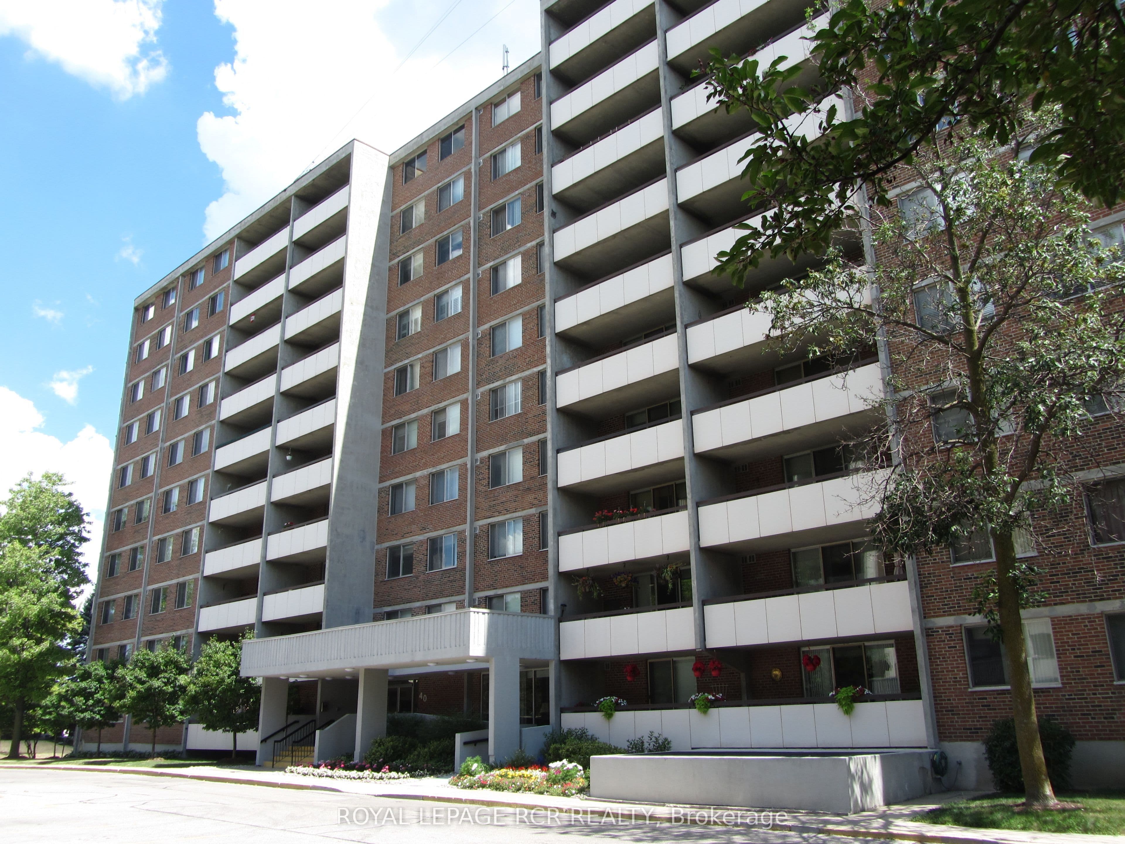 40 William Roe Boulevard 1011, Newmarket, ON L3Y 5N7