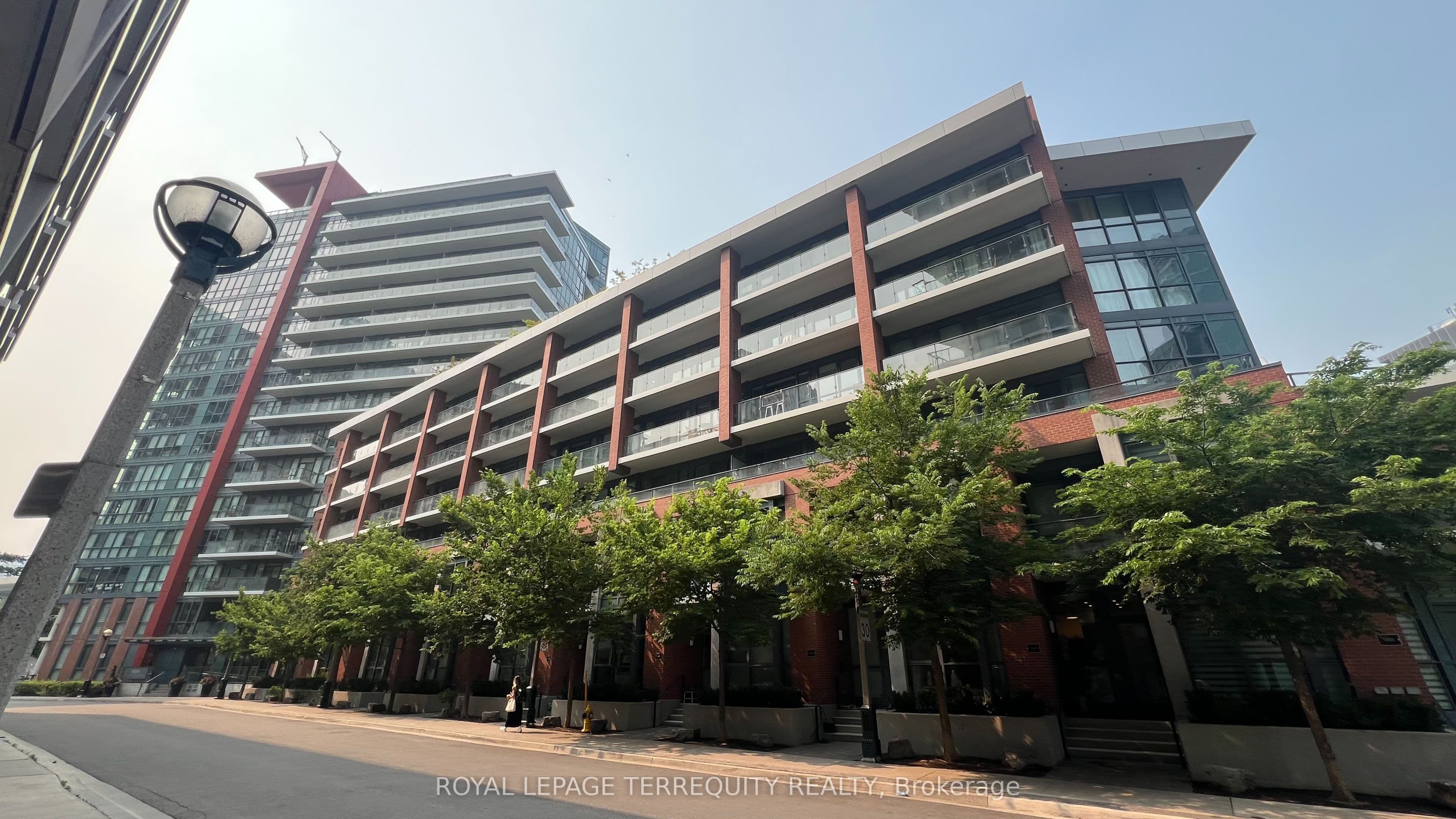50 Bruyeres Mews 532, Toronto, ON M5V 0H8