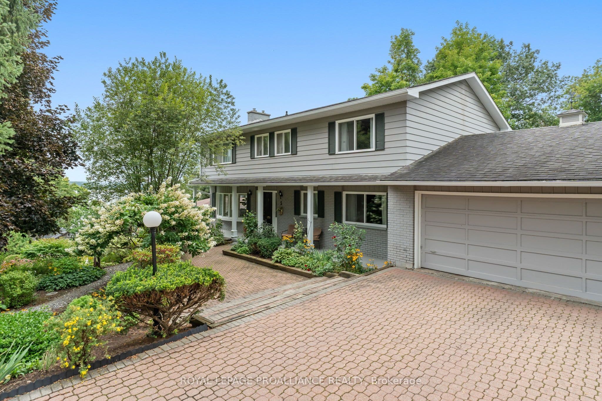 5 Rockcliffe Road, Brockville, ON K6C 5Z5