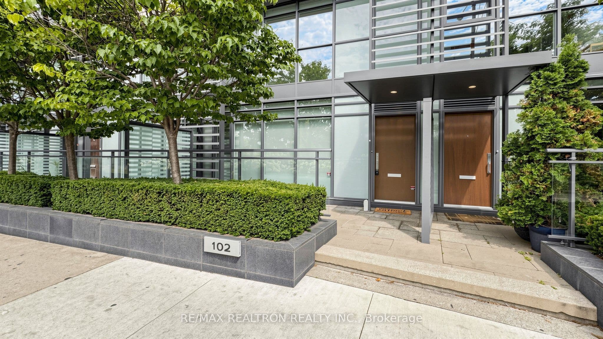102 Fort York Boulevard, Toronto, ON M5V 3Z3