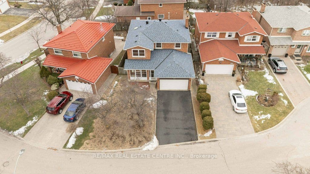 796 Buckingham Court, Mississauga, ON L5C 4M3