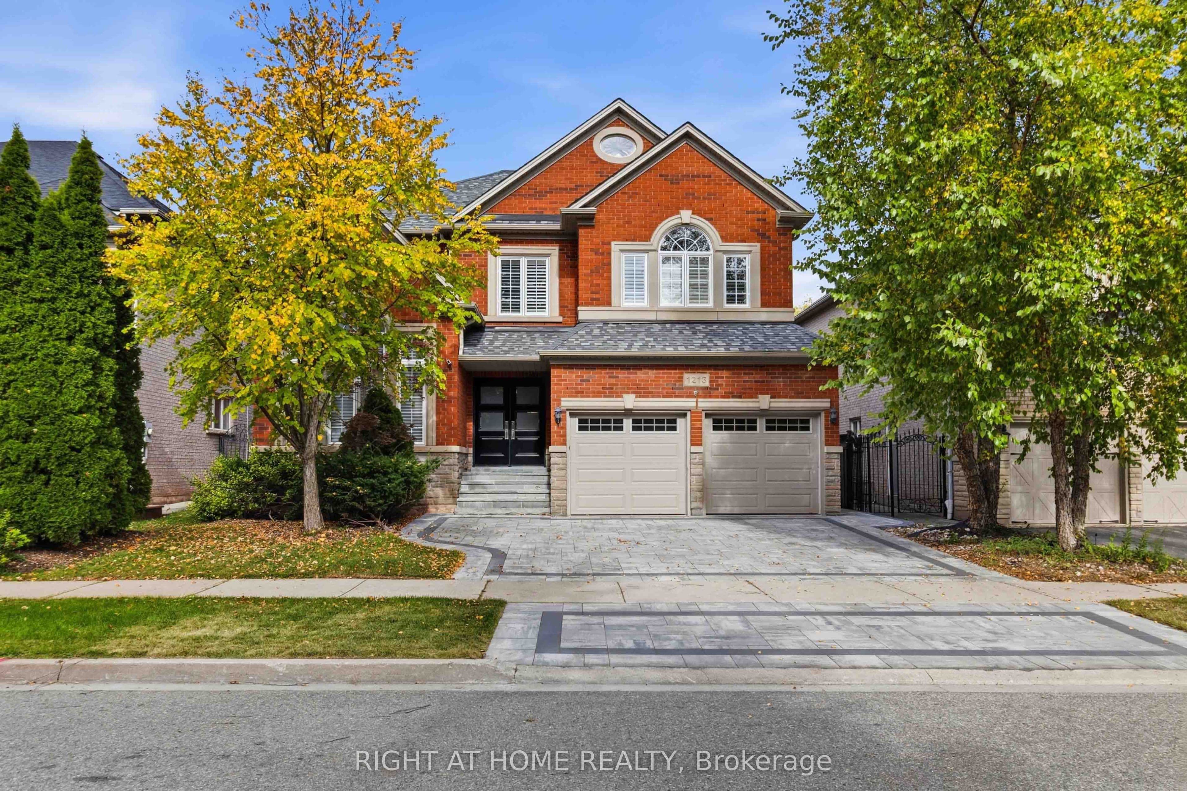 1213 Lindenrock Drive, Oakville, ON L6H 6W2