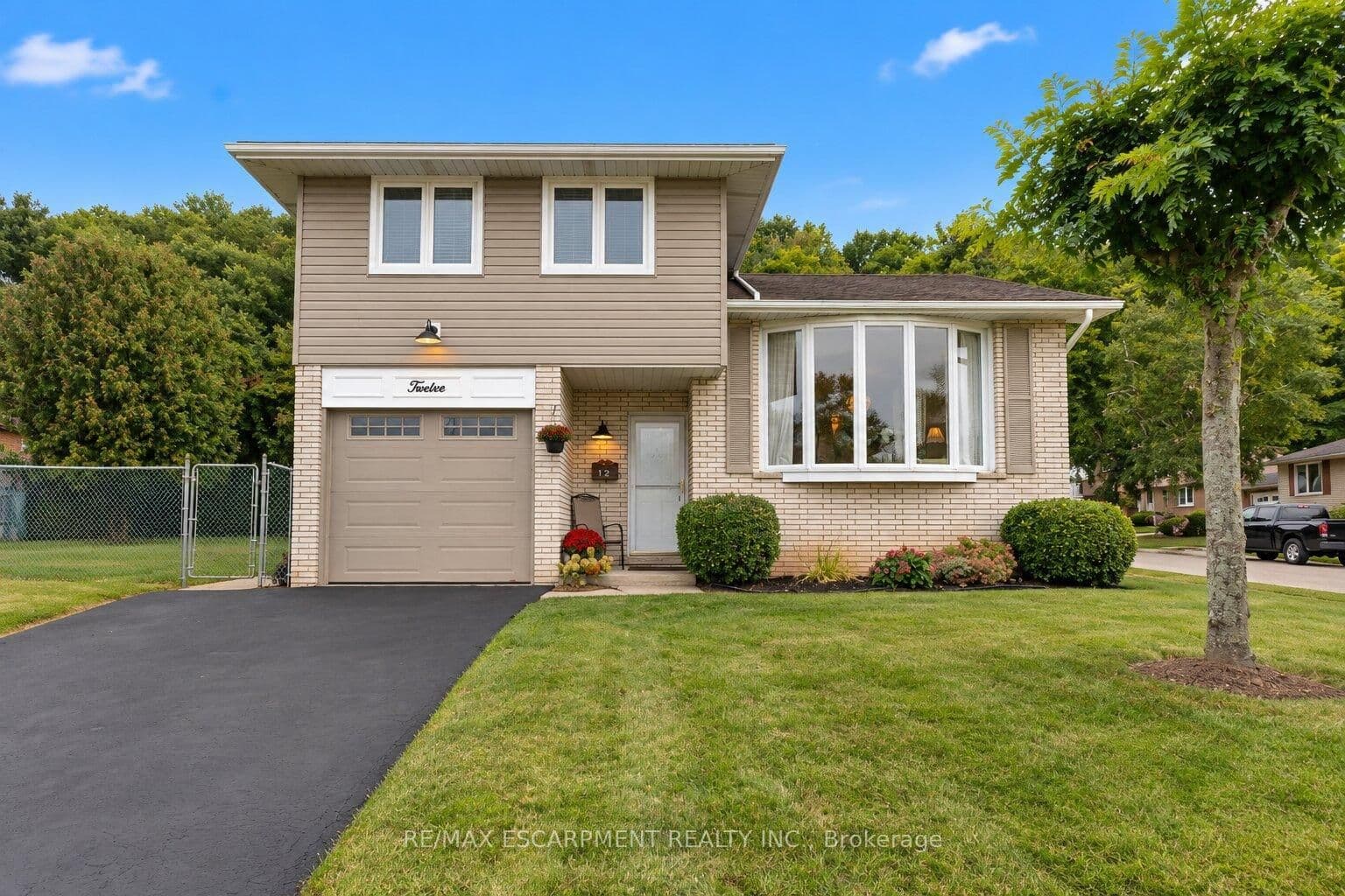 12 Brae Crest Drive, Hamilton, ON L8G 3A6
