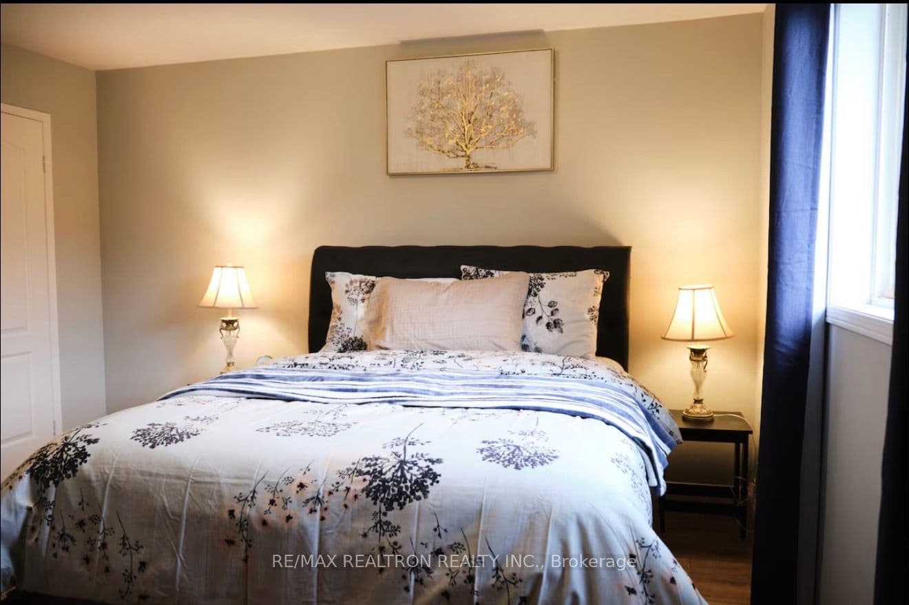 76 Larkin Drive, Barrie, ON L4M 7B4