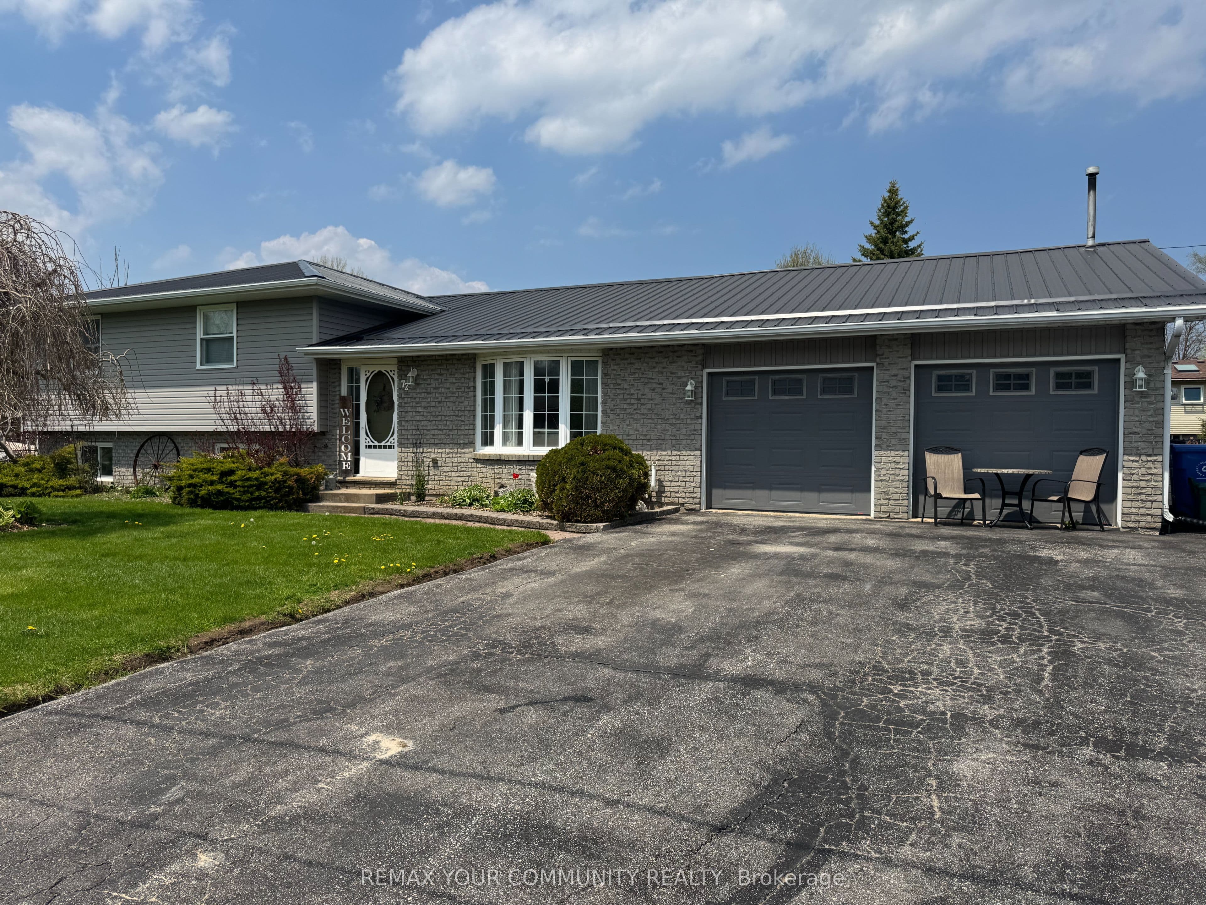 72 Douglas Street, Georgina, ON L0E 2R0
