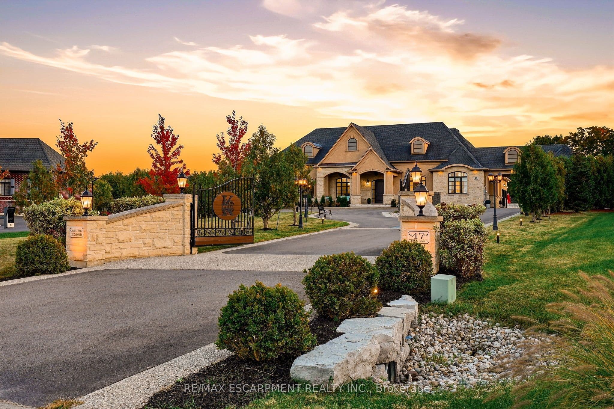 47 TEWS Lane, Hamilton, ON L9H 7N4