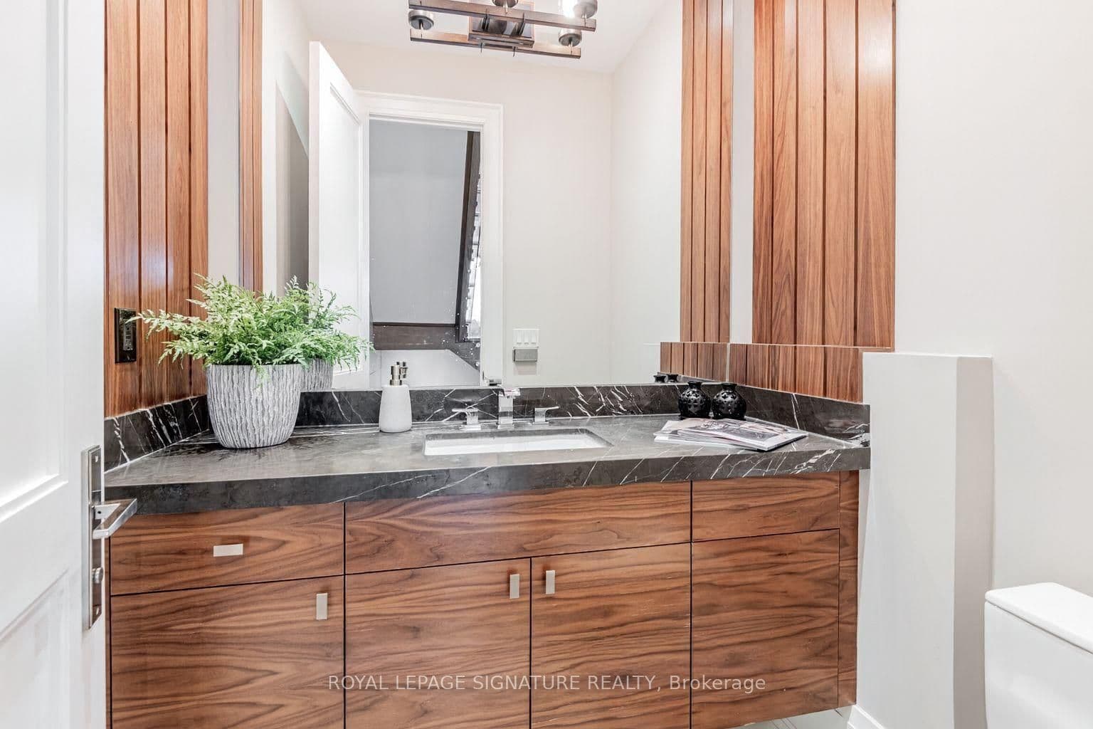 200 Snowdon Avenue, Toronto, ON M4N 2B2