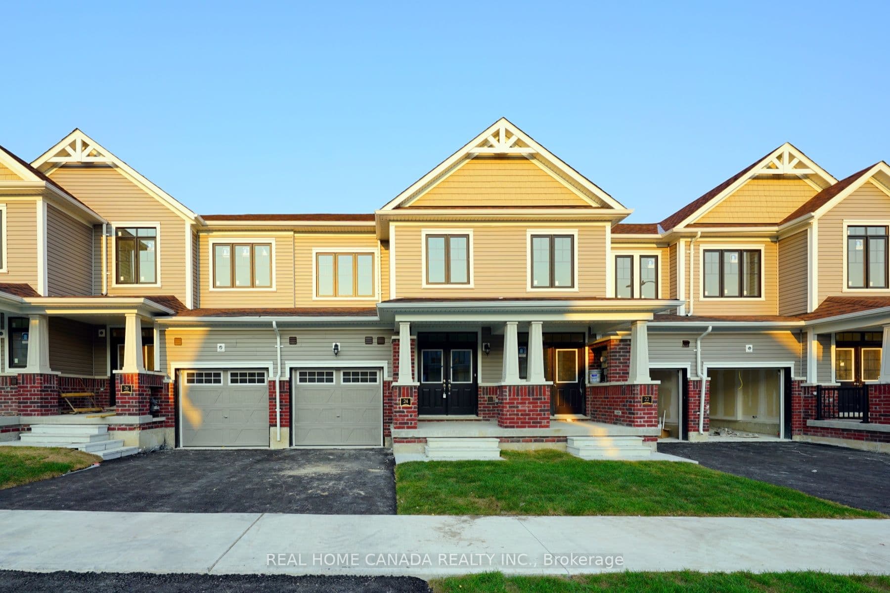 24 Durham Avenue, Barrie, ON L9S 2Z8