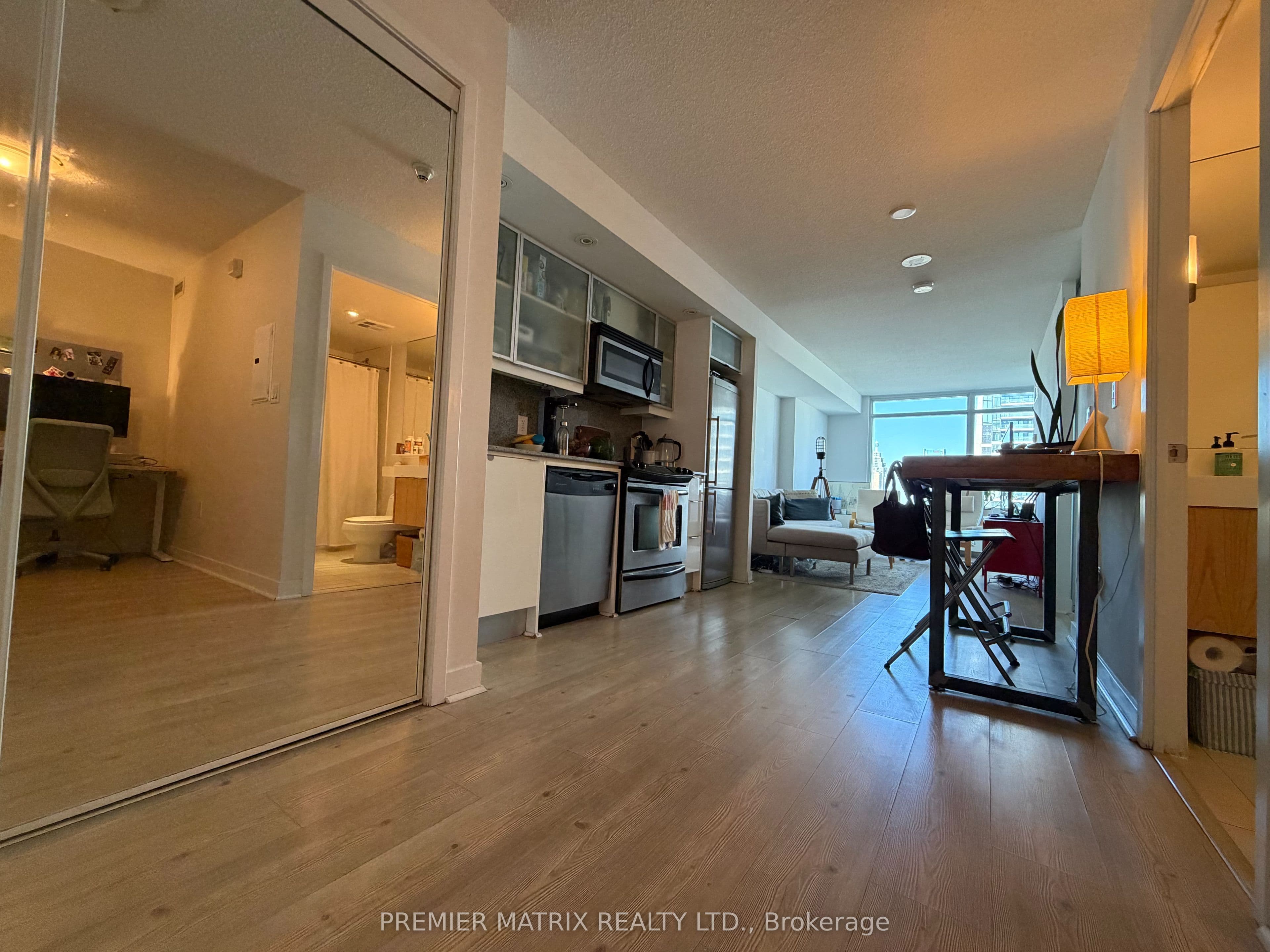 25 Telegram Mews 4205, Toronto, ON M5V 3Z1