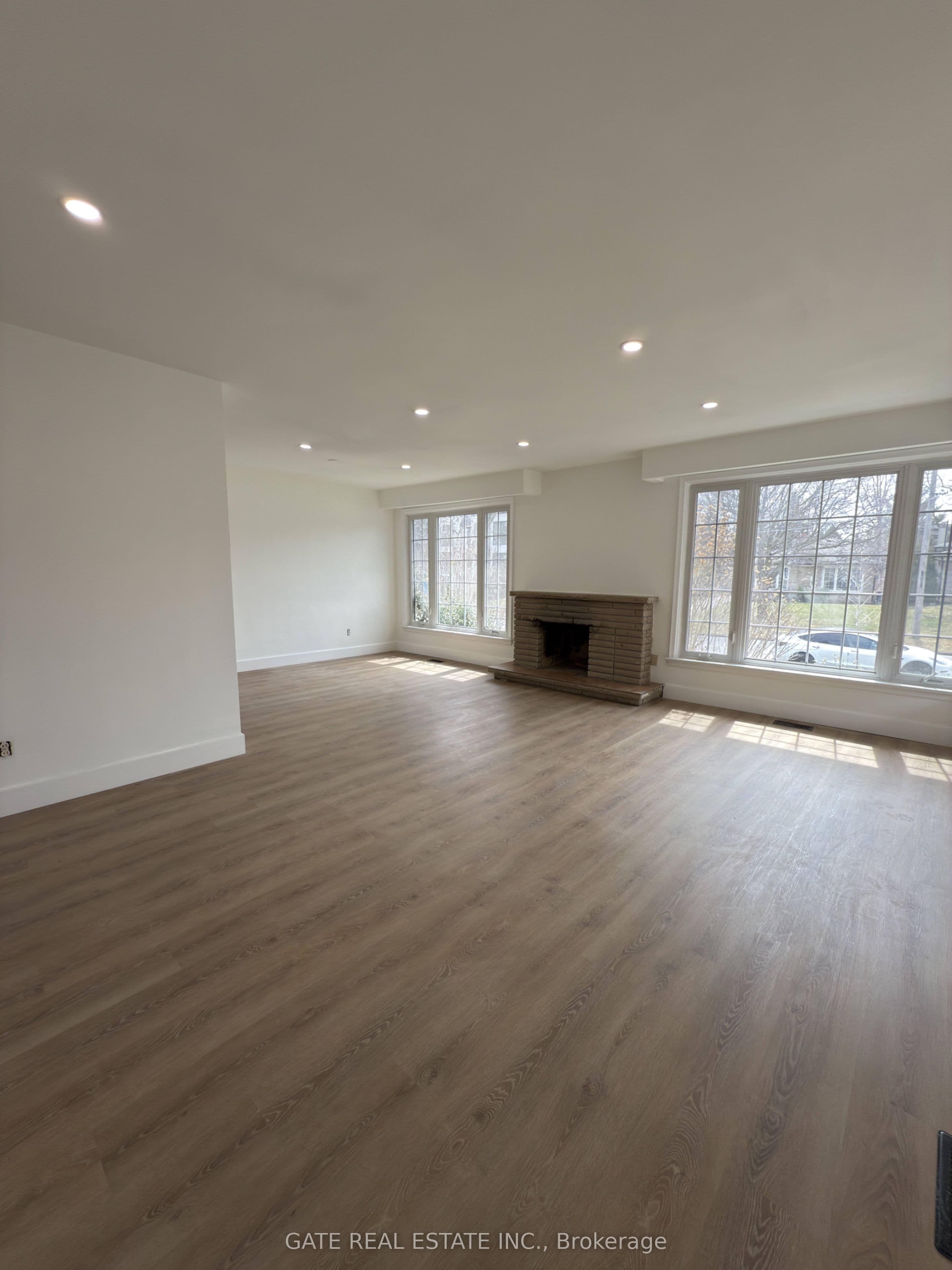 112 Santa Barbara Road Main, Toronto, ON M2N 2C5