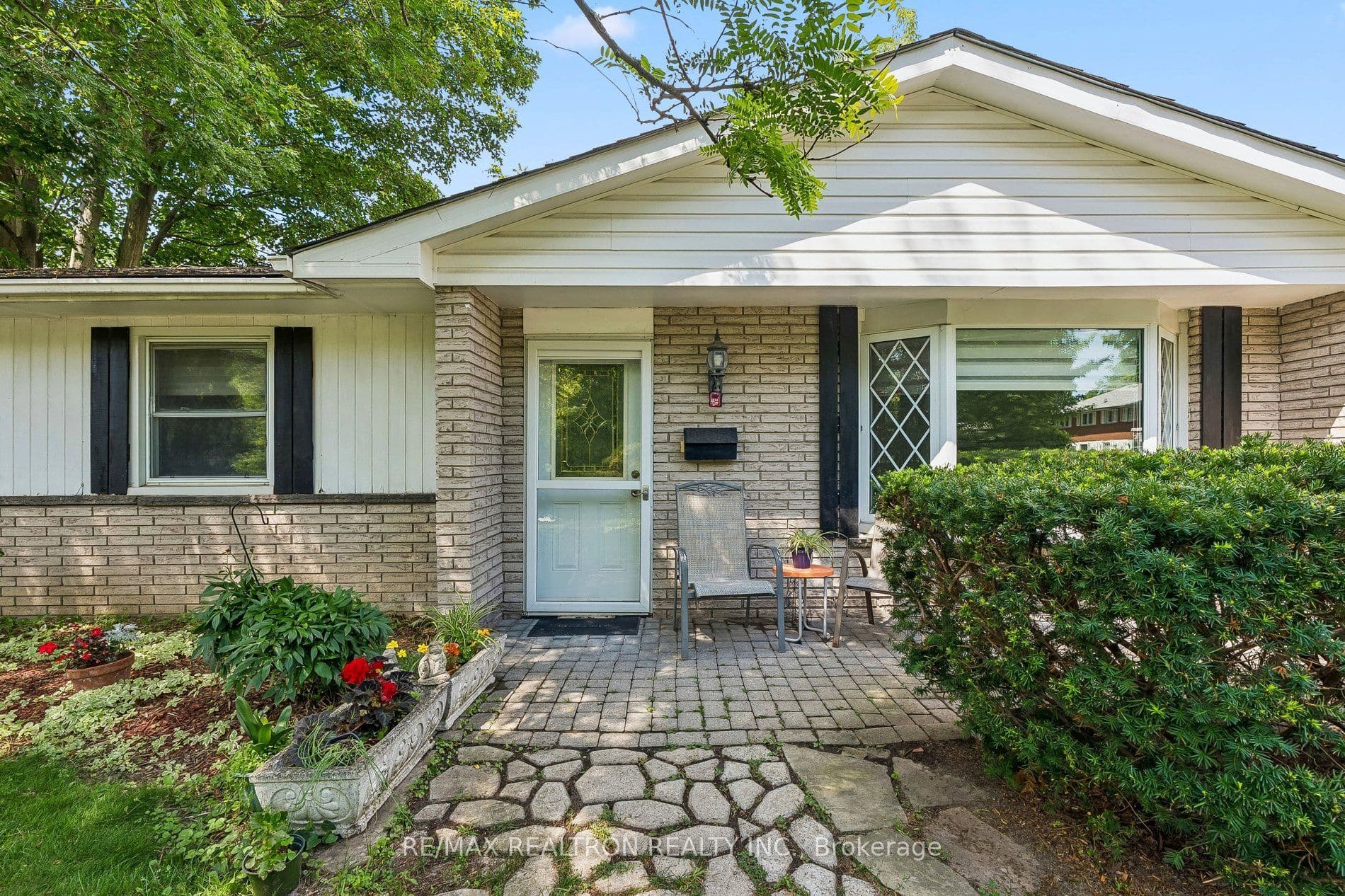 957 JANETTE Street, Newmarket, ON L3Y 3C4