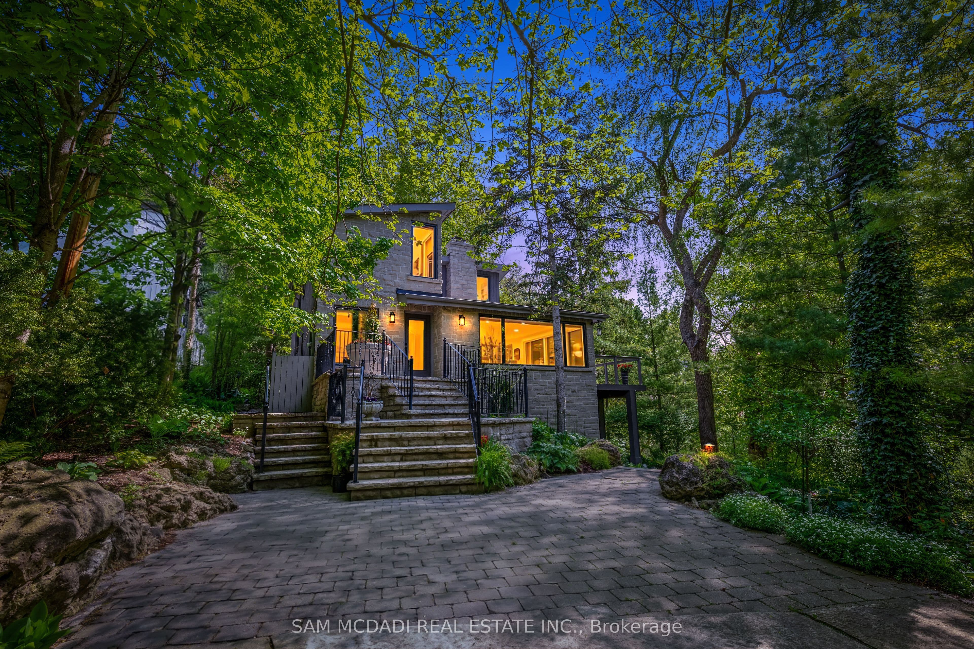 1273 Queen Victoria Avenue, Mississauga, ON L5H 3H2