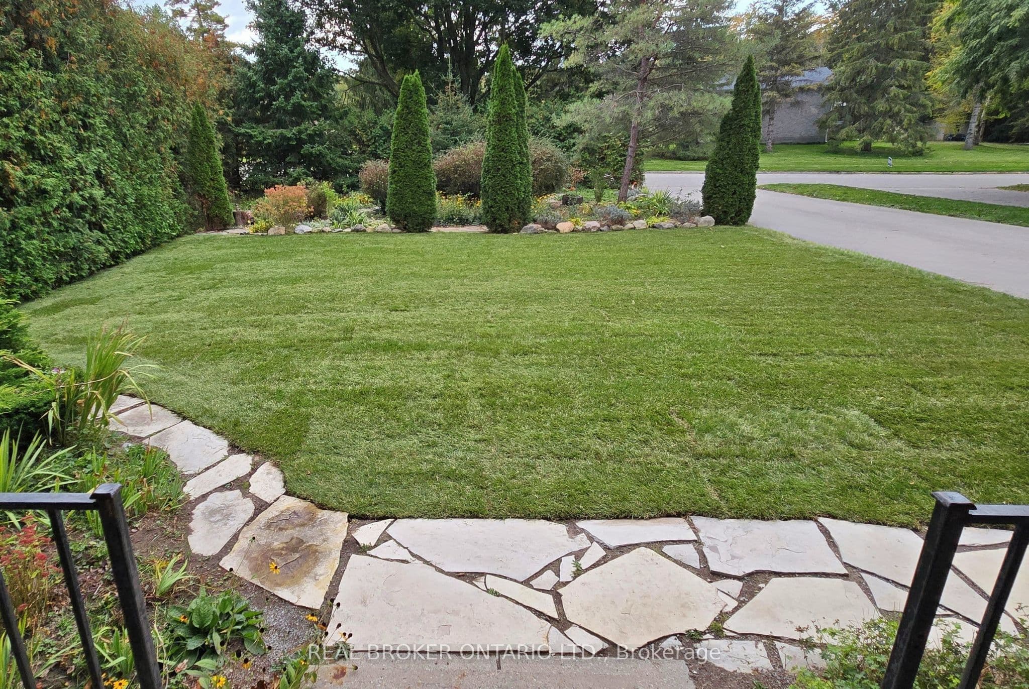 2 Amberglen Court, East Gwillimbury, ON L9N 1J6