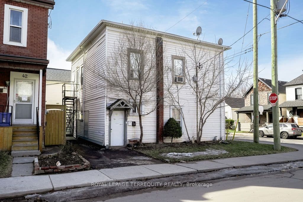 224 Rosslyn Avenue N, Hamilton, ON L8L 7P7