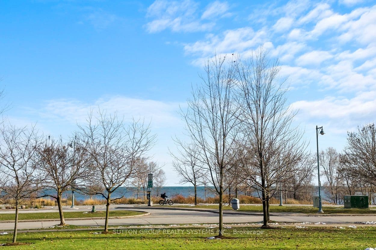 2095 Lake Shore Boulevard W 102, Toronto, ON M8V 4G4