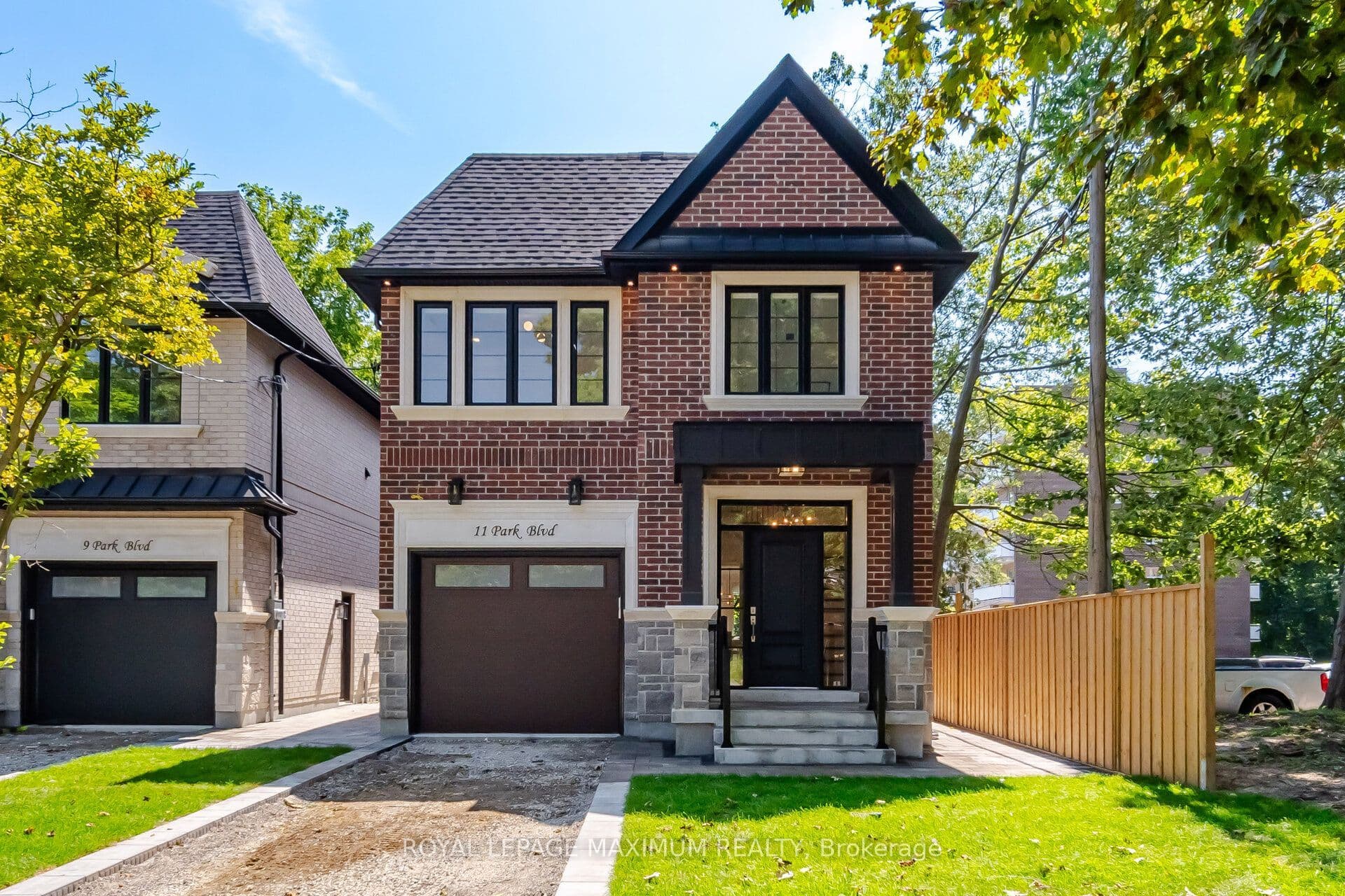 11 Park Boulevard, Toronto, ON M8W 1G3